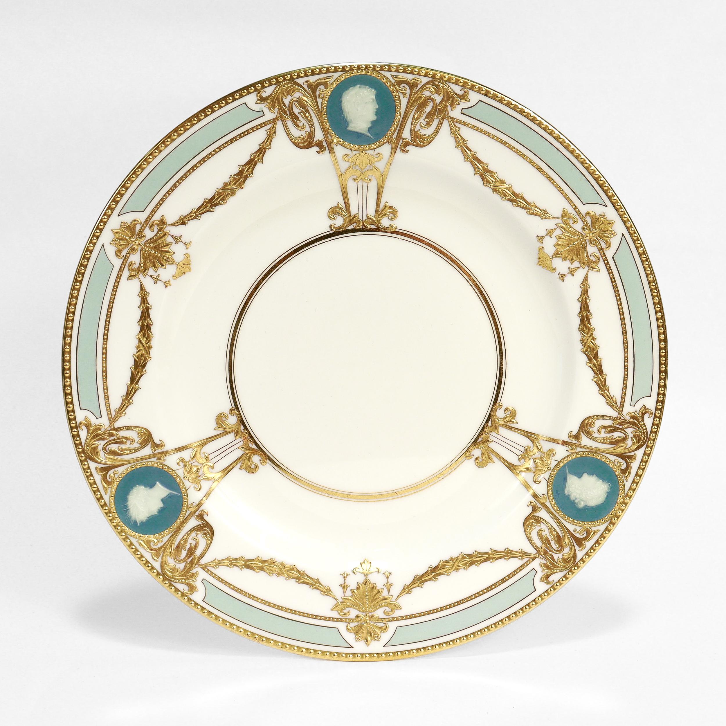 Ensemble de 8 assiettes à déjeuner en porcelaine de Minton fortement dorée Pâte-sur-pâte par Albion en vente 2