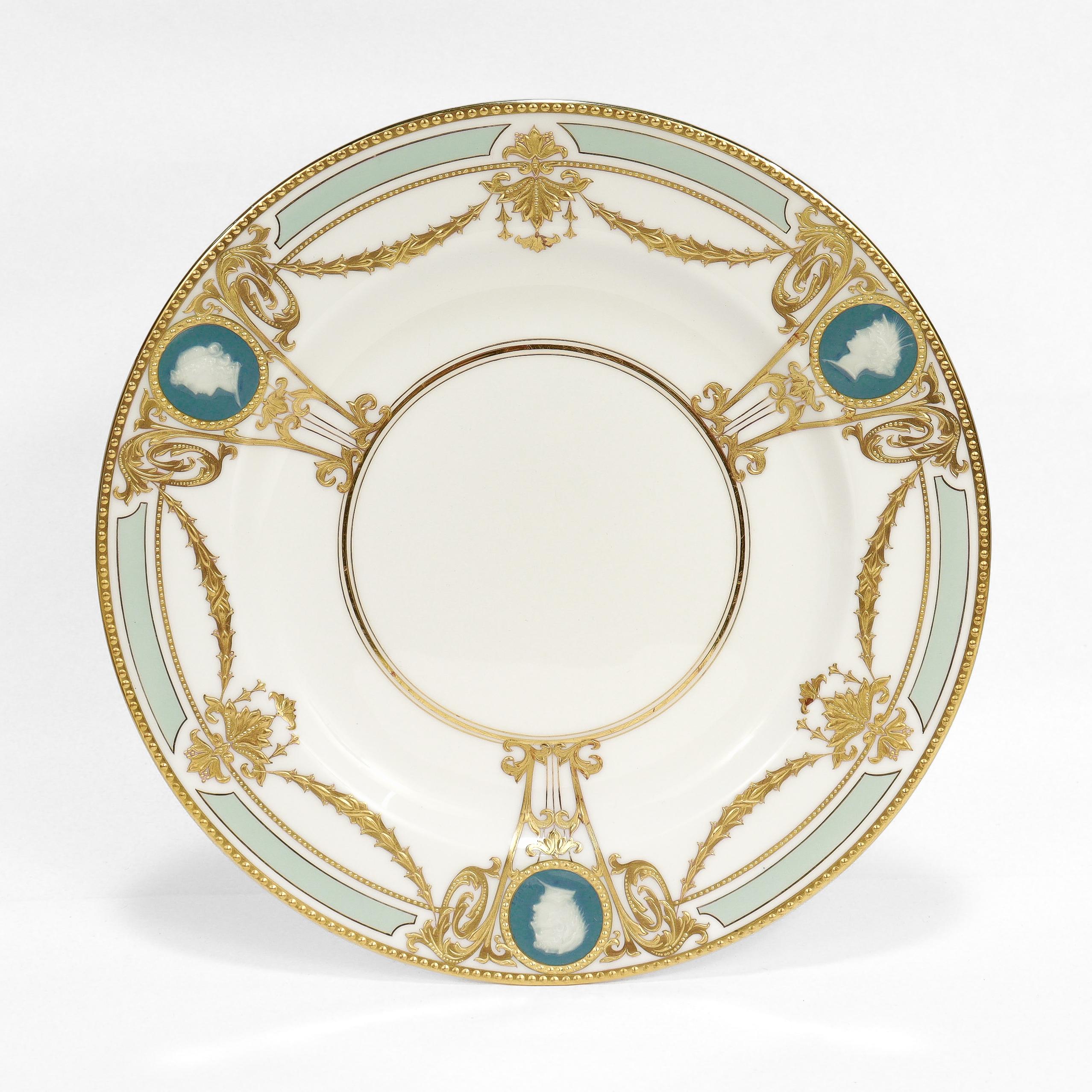 Ensemble de 8 assiettes à déjeuner en porcelaine de Minton fortement dorée Pâte-sur-pâte par Albion en vente 3