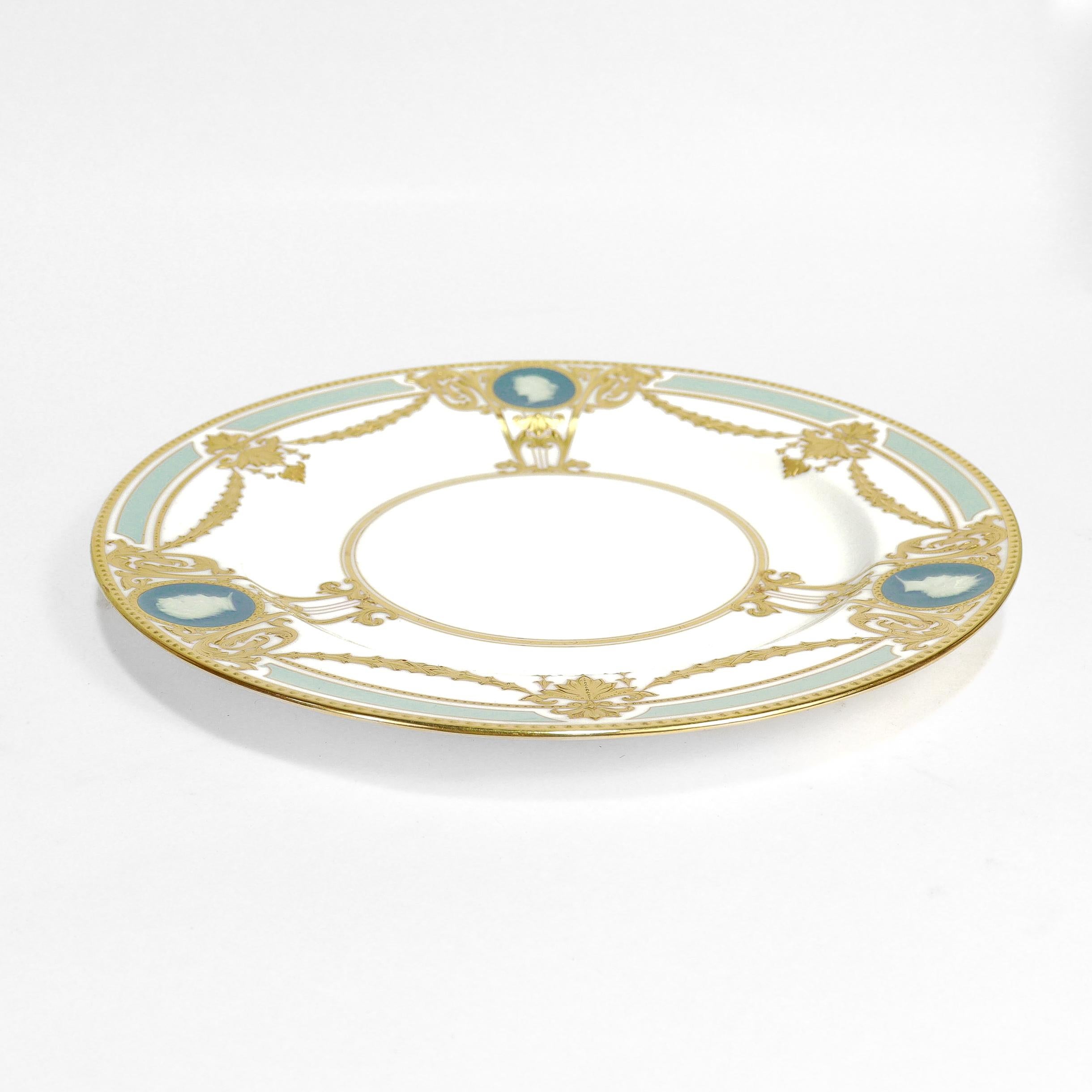 Ensemble de 8 assiettes à déjeuner en porcelaine de Minton fortement dorée Pâte-sur-pâte par Albion en vente 5