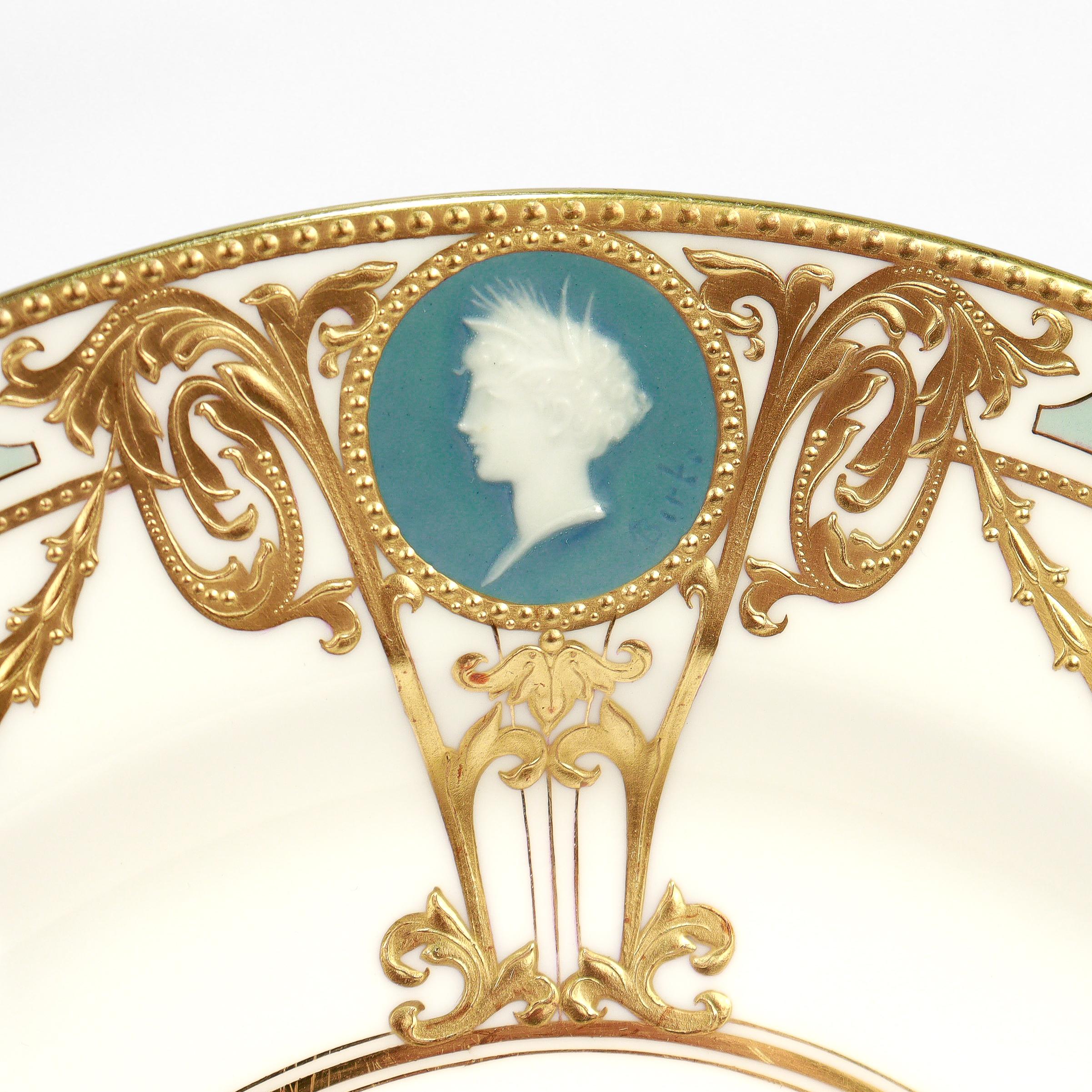Ensemble de 8 assiettes à déjeuner en porcelaine de Minton fortement dorée Pâte-sur-pâte par Albion en vente 6