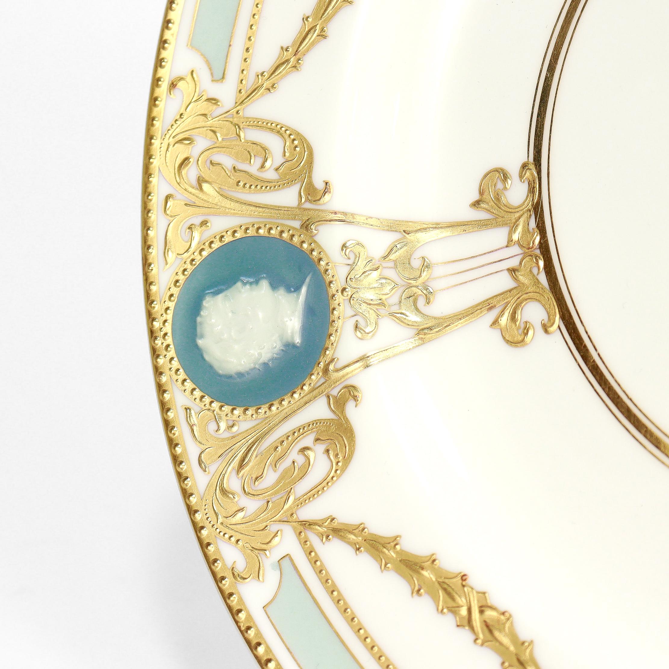 Ensemble de 8 assiettes à déjeuner en porcelaine de Minton fortement dorée Pâte-sur-pâte par Albion en vente 9