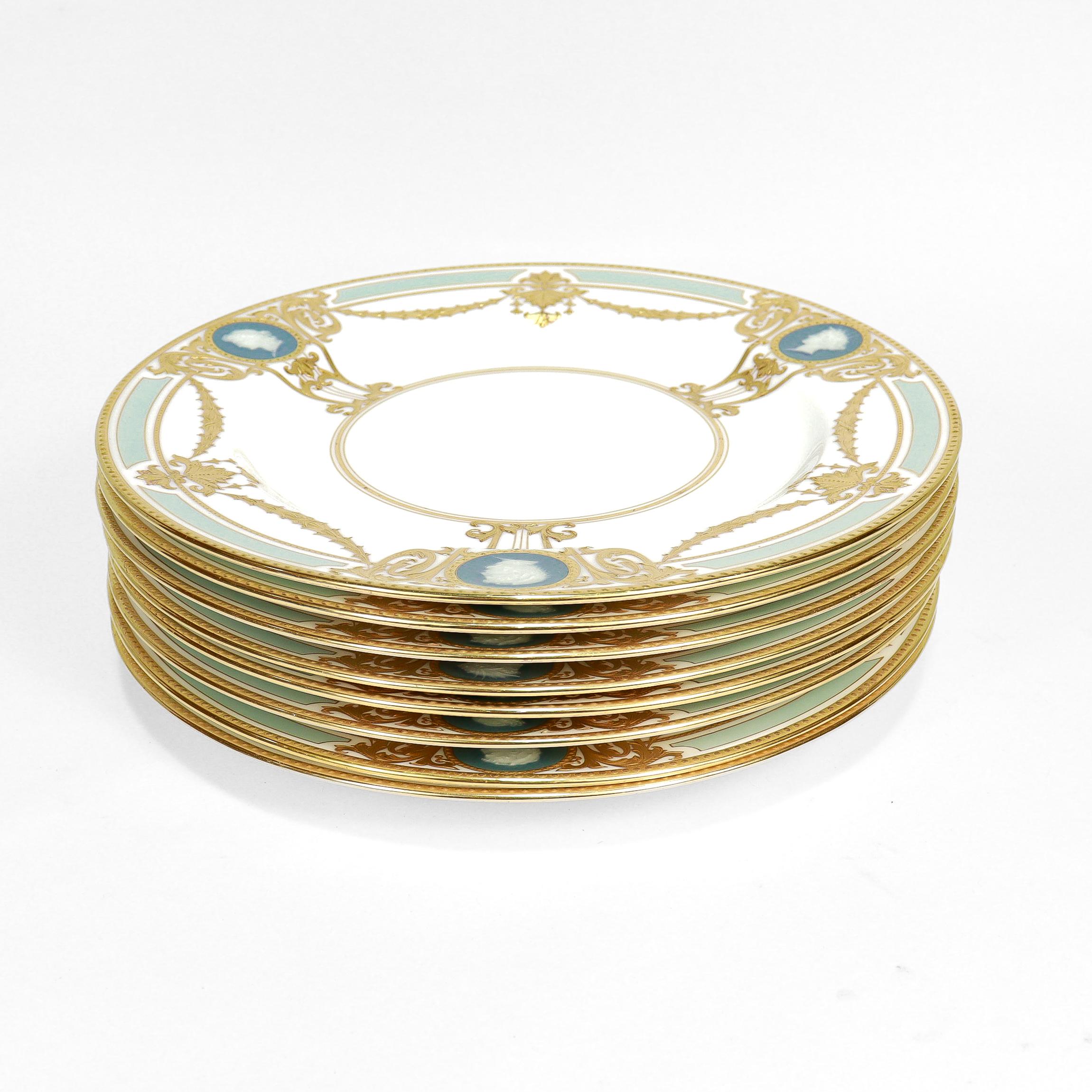 Un bel ensemble de 8 assiettes à déjeuner anglaises anciennes.

Par Minton. 

Design/One Birks.

Avec une bande turquoise claire autour du bord, entrecoupée de 3 camées pate-sur-pate. 

Décoré d'épaisses dorures et de bijoux en or tout au long de