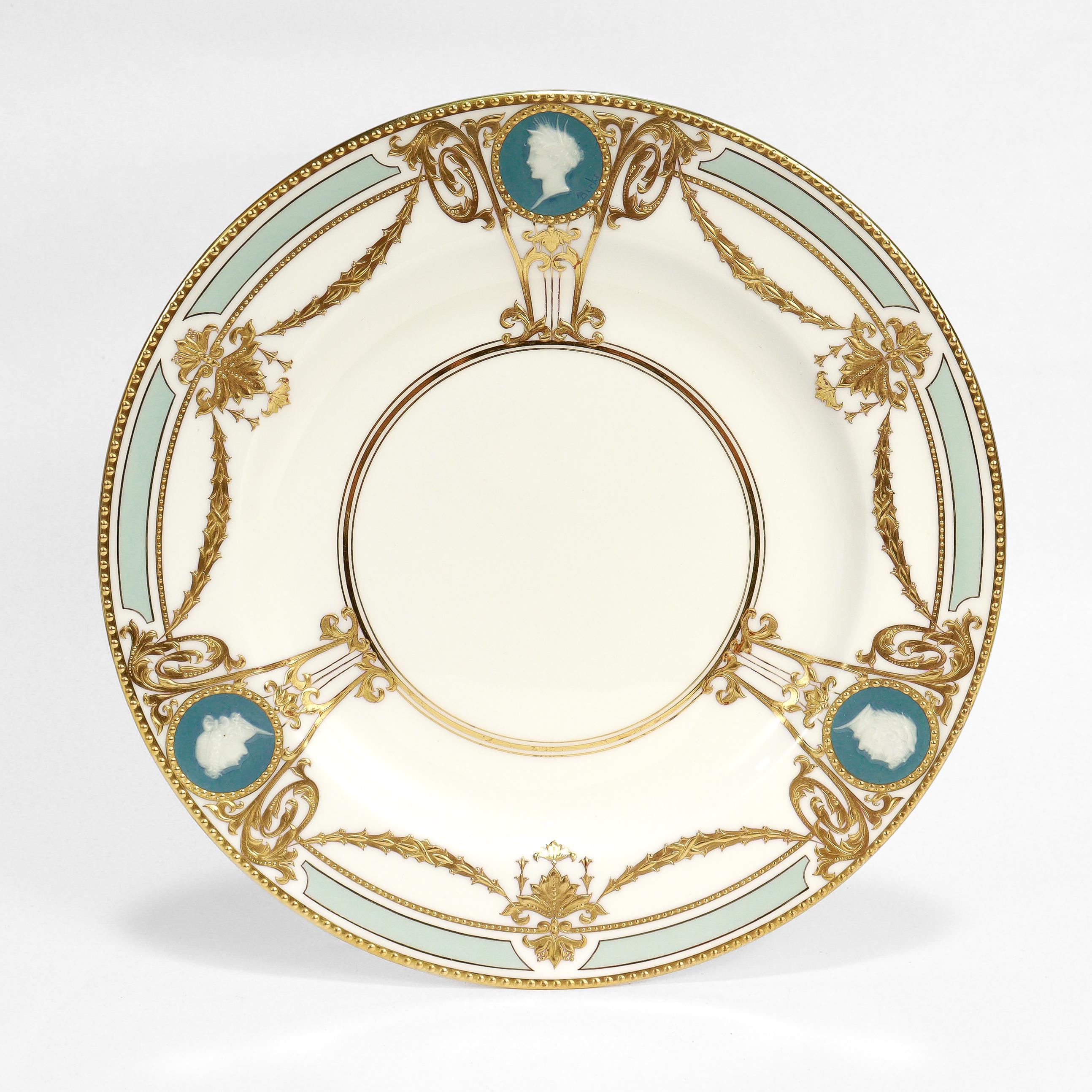 Britannique Ensemble de 8 assiettes à déjeuner en porcelaine de Minton fortement dorée Pâte-sur-pâte par Albion en vente