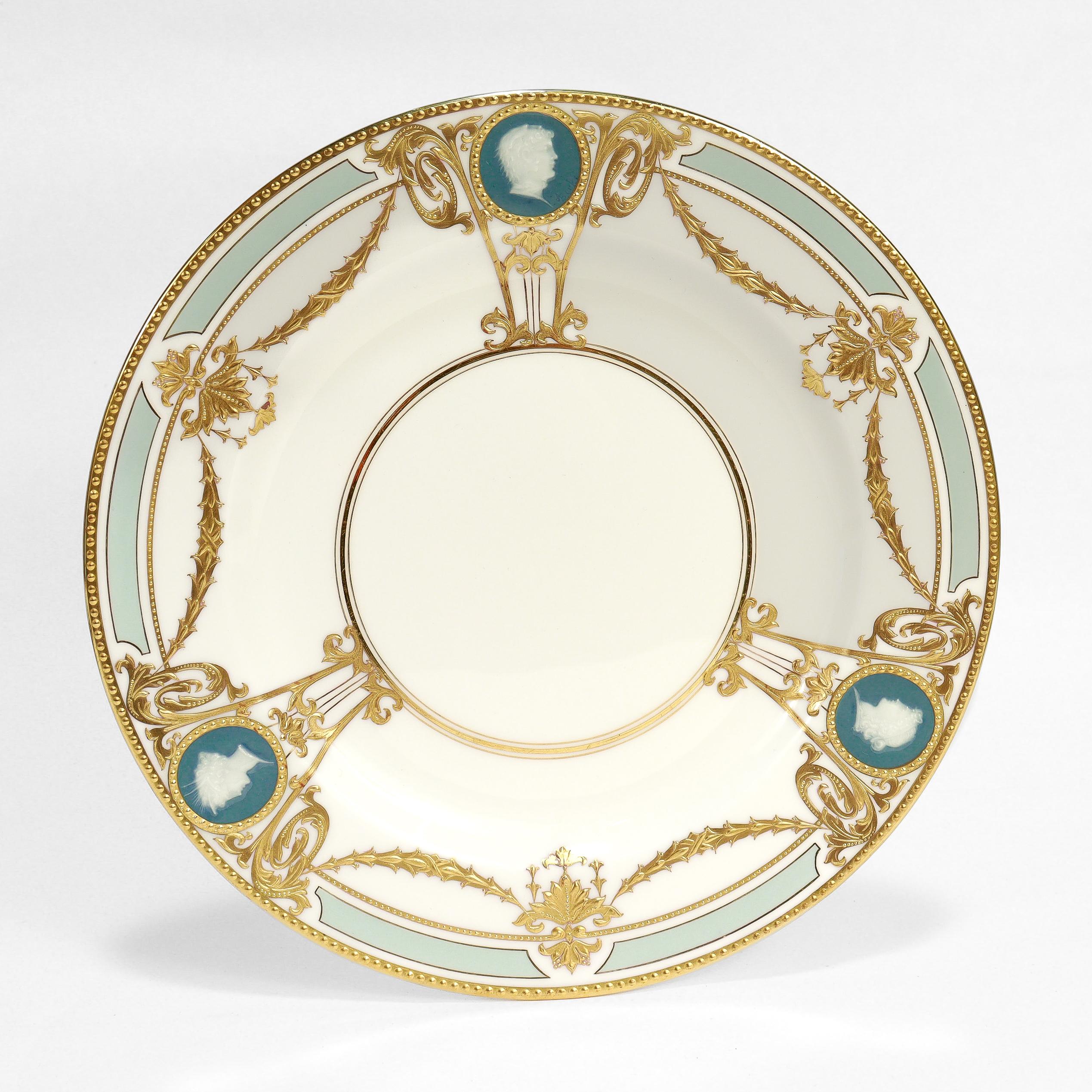 Doré Ensemble de 8 assiettes à déjeuner en porcelaine de Minton fortement dorée Pâte-sur-pâte par Albion en vente