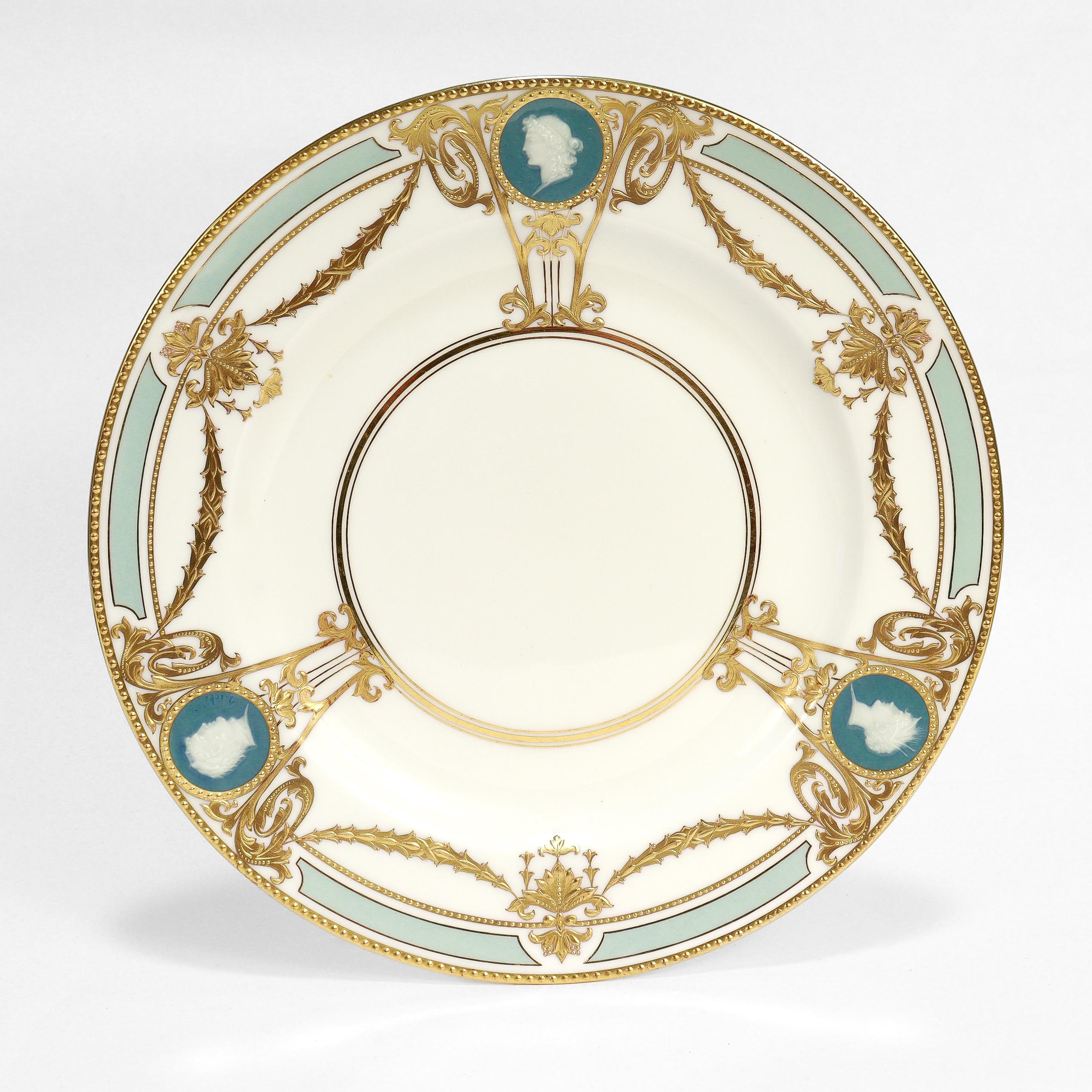 Ensemble de 8 assiettes à déjeuner en porcelaine de Minton fortement dorée Pâte-sur-pâte par Albion Bon état - En vente à Philadelphia, PA