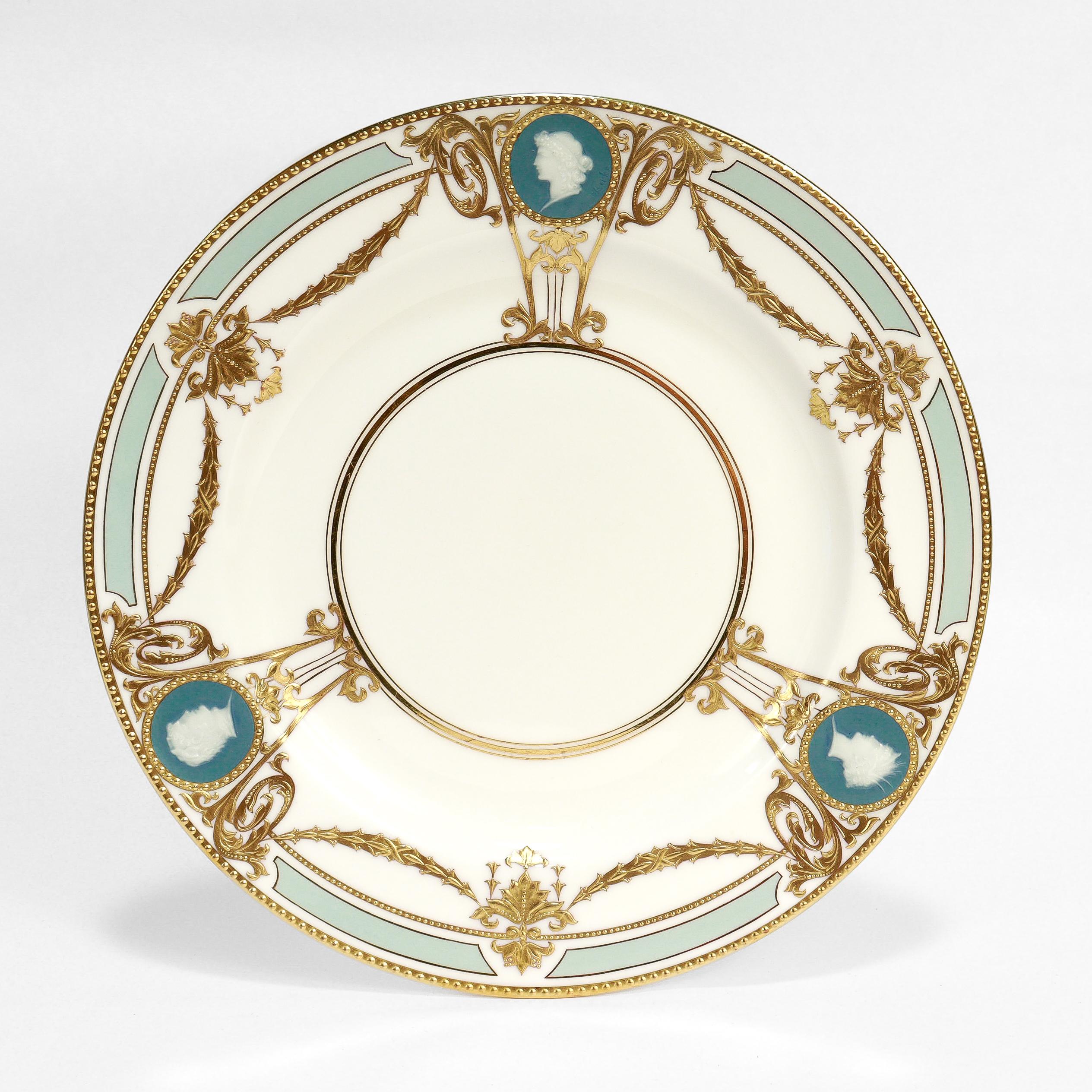 XIXe siècle Ensemble de 8 assiettes à déjeuner en porcelaine de Minton fortement dorée Pâte-sur-pâte par Albion en vente