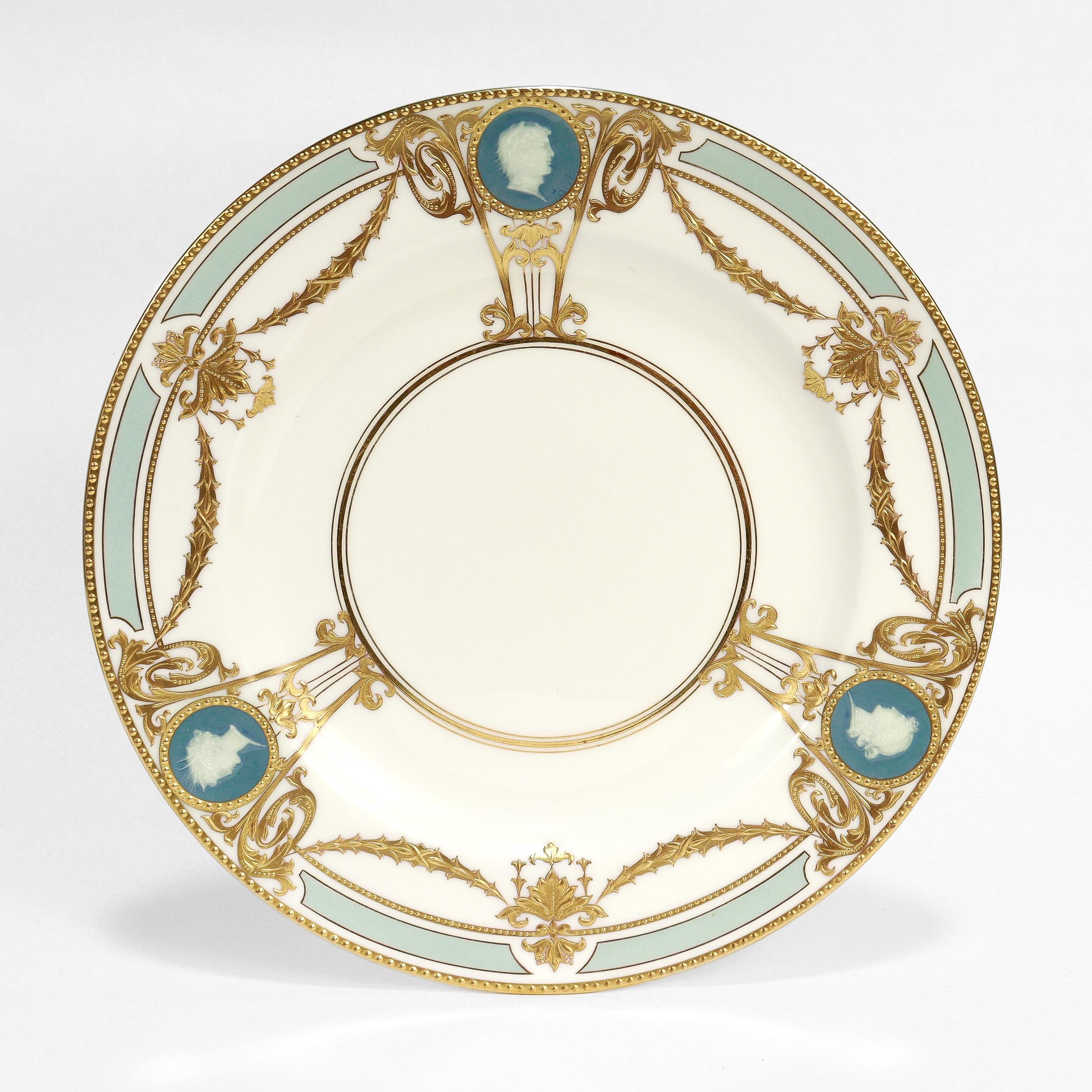 Porcelaine Ensemble de 8 assiettes à déjeuner en porcelaine de Minton fortement dorée Pâte-sur-pâte par Albion en vente