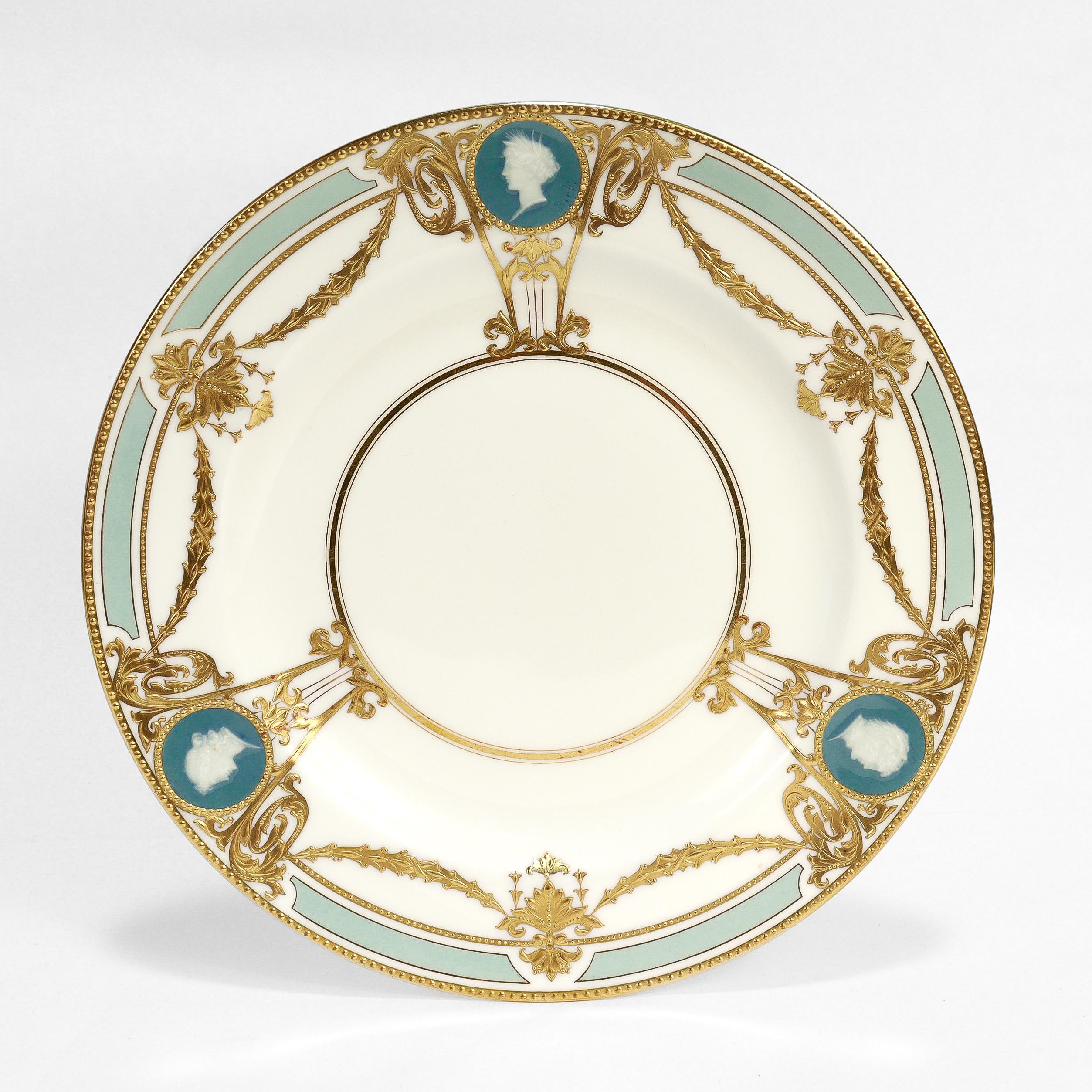 Ensemble de 8 assiettes à déjeuner en porcelaine de Minton fortement dorée Pâte-sur-pâte par Albion en vente 1