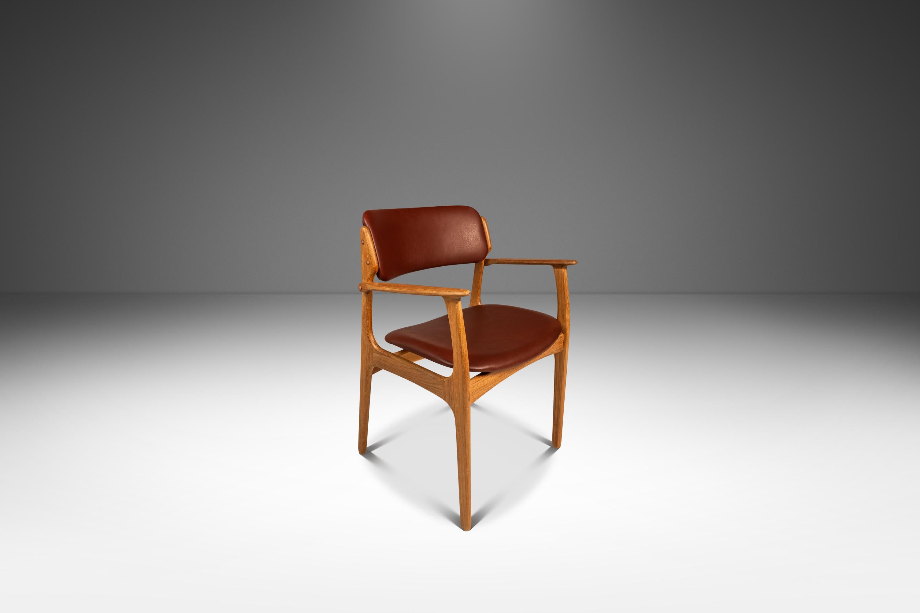 Cuir Ensemble de 8 chaises de salle à manger Model 49 en teck, Erik Buch, D. A. Møbler, Danemark, années 1960 en vente