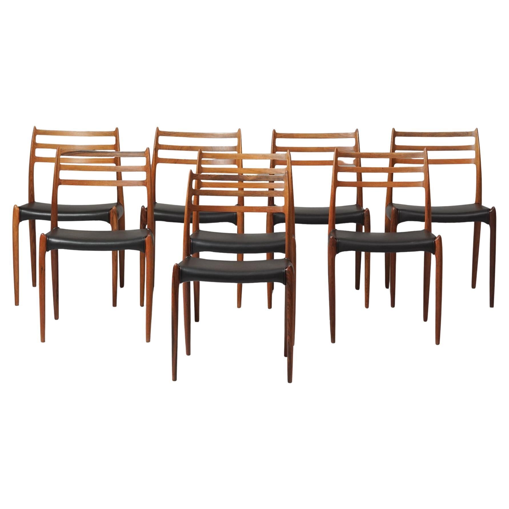 Ensemble de 8 chaises de salle à manger modèle 78, dessinées par Niels Otto Møller, fabriquées par JL Møllers Møbelfabrik, années 1950/1960. Structure en bois de rose avec sièges en cuir rembourrés. Marqué. Bon état vintage, patine mineure