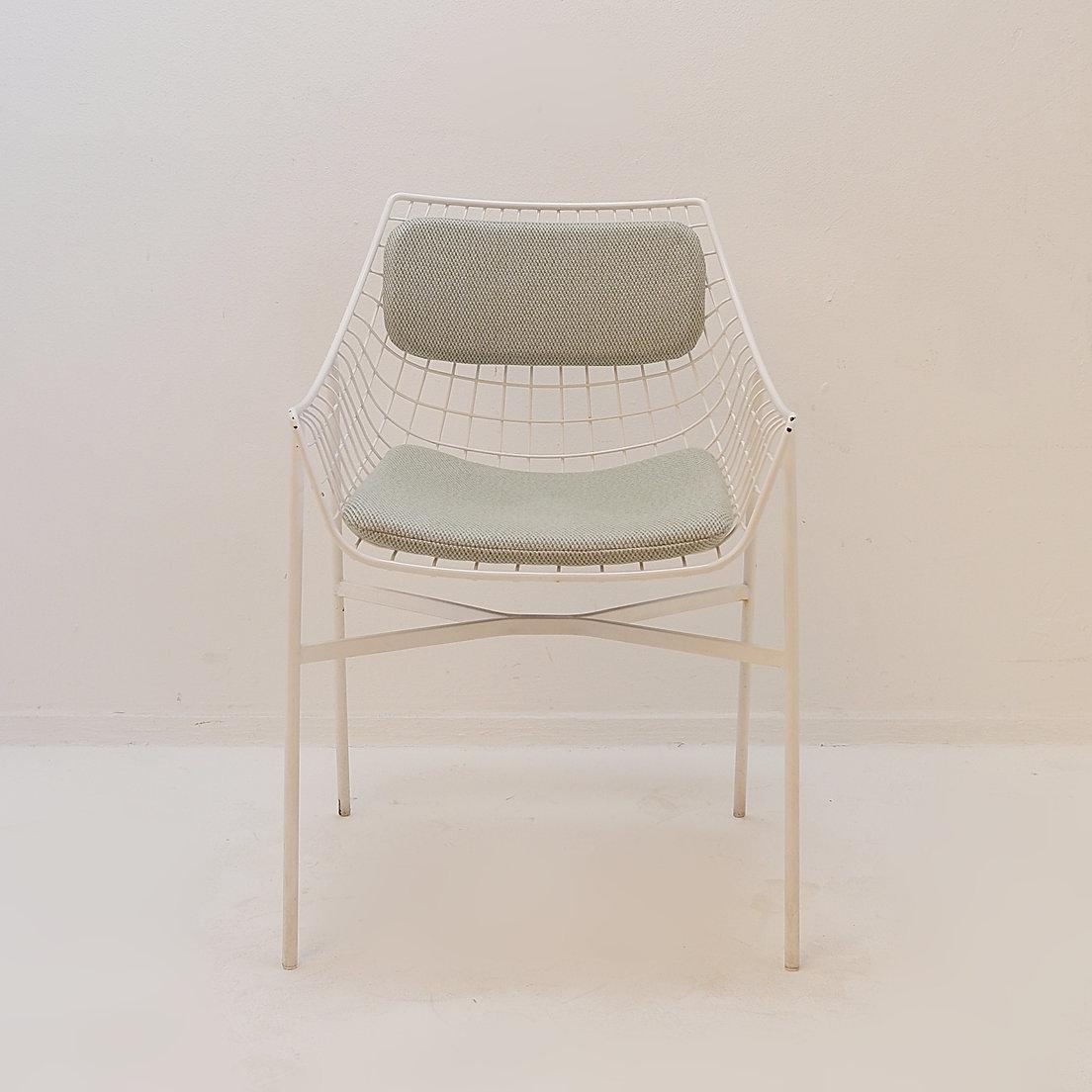 Contemporary Set of 8 modern armchairs in white lacquered steel For Sale