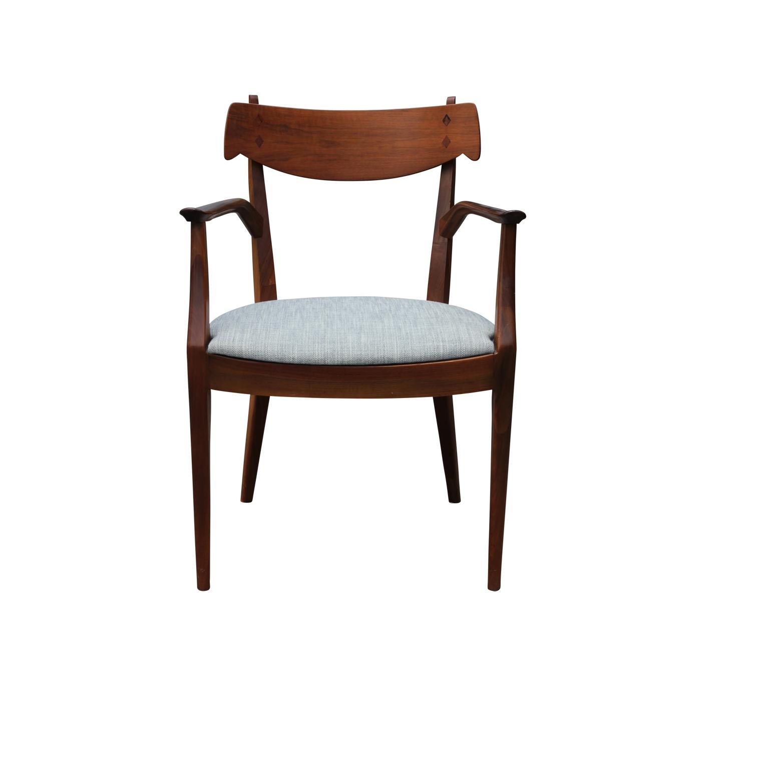 Set of 8 modern dining room chairs by Drexel Declaration. The chairs have grey fabric on the seats and only one of the chairs have arms.
Measures: Armchair height H 25.5 in.