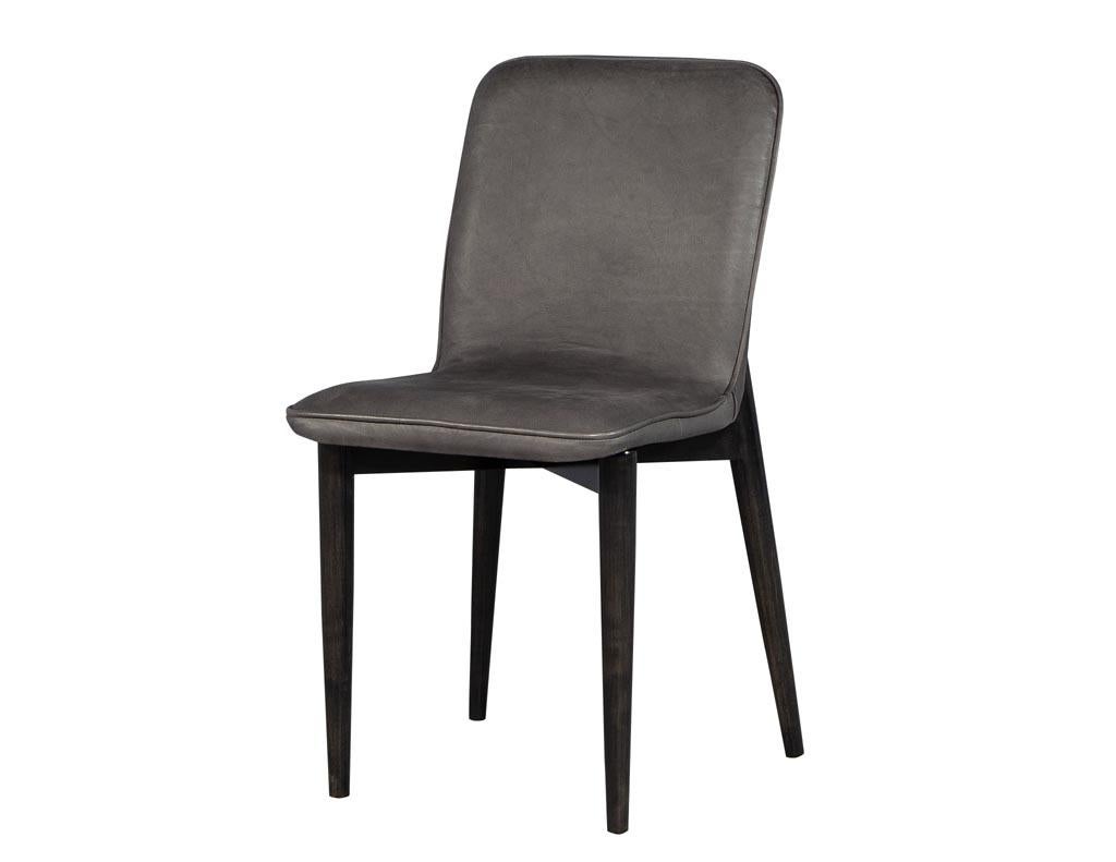 Moderne Ensemble de 8 chaises de salle à manger modernes en cuir par Carrocel en vente
