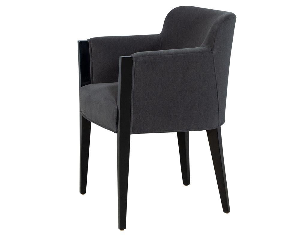 Moderne Ensemble de 8 chaises de salle à manger modernes tapissées par Carrocel en vente