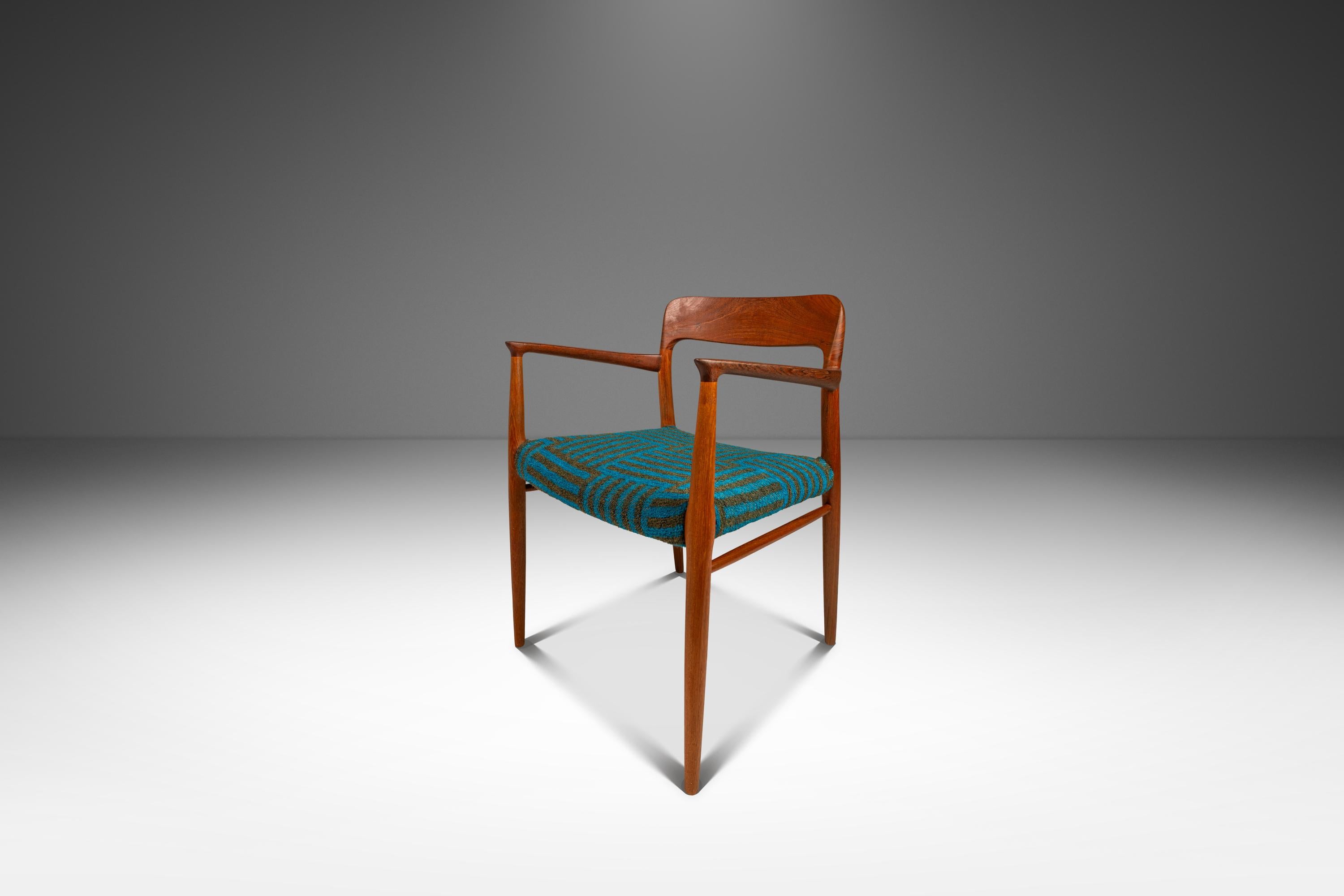 Ti presentiamo un set raro e limitato di otto (8) sedie da pranzo Model 75 di Niels Møller per J.L. Møllers Møbelfabrik, realizzata negli anni '1960 in Danimarca. Queste splendide sedie sono costruite in teak massiccio e mostrano la bellezza