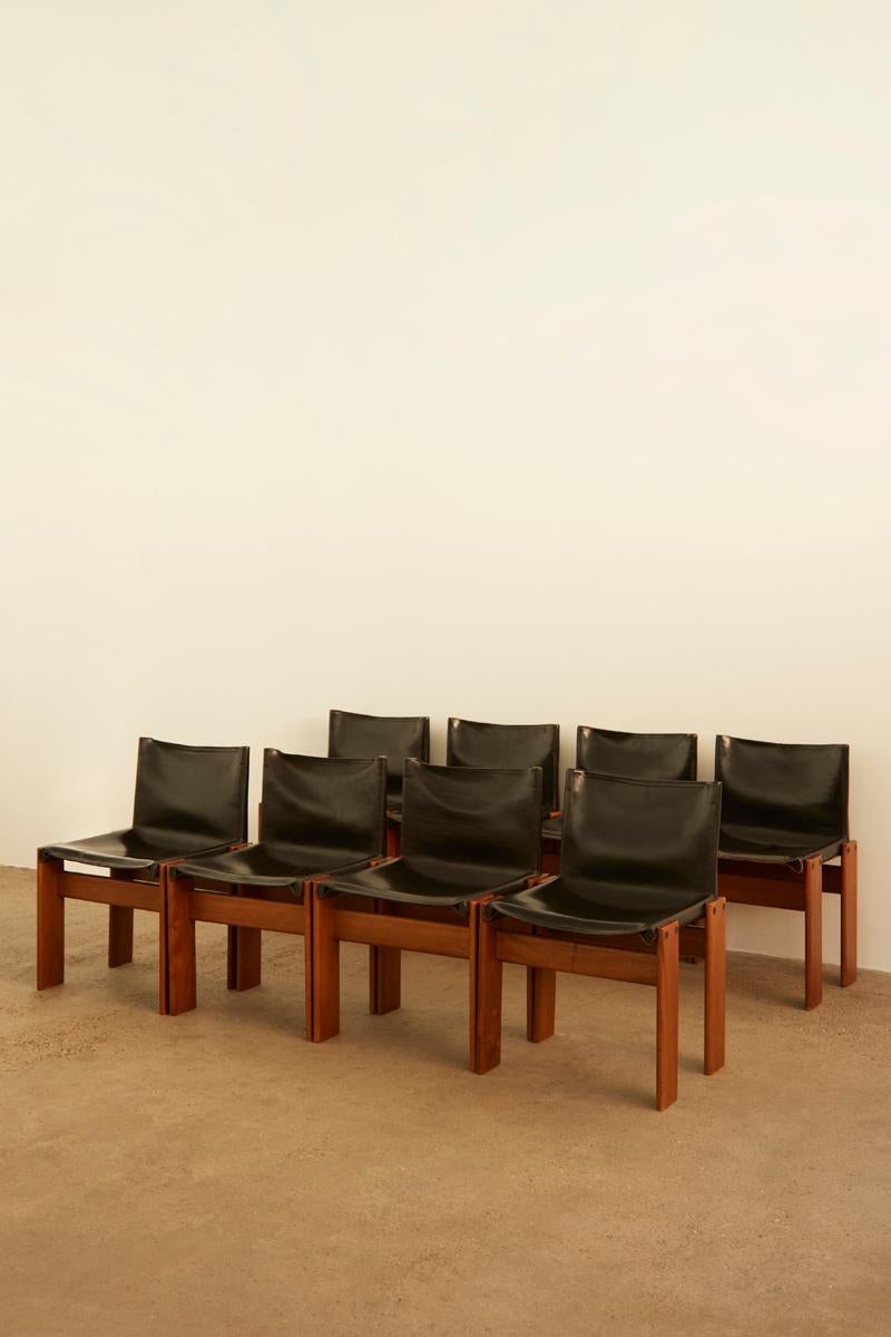 Afra & Tobia Scarpa per Molteni, set di quattro sedie da pranzo a otto posti, noce e pelle nera, Italia, 1974. Questo set presenta un sorprendente contrasto tra la pelle nera e il caldo legno di noce. Le gambe ad angolo incrociato creano un aspetto