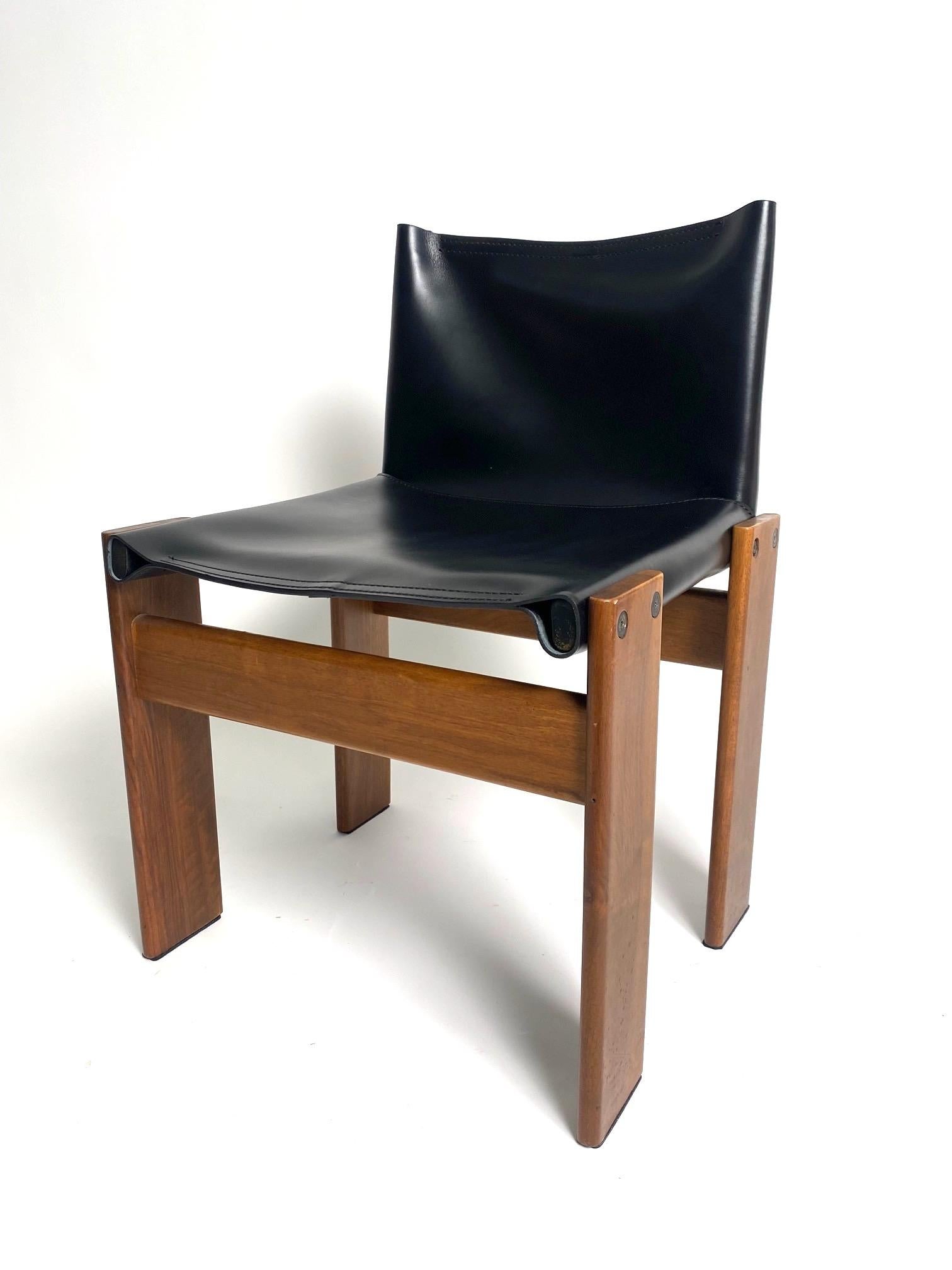 Satz von 8 Stühlen aus Leder und Holz Modell Monk, Afra & Tobia Scarpa für Molteni, Italien

Es ist eines der kultigsten und raffiniertesten Modelle des berühmten italienischen Architekten- und Designerpaares Afra & Tobia Scarpa. Bequeme, elegante