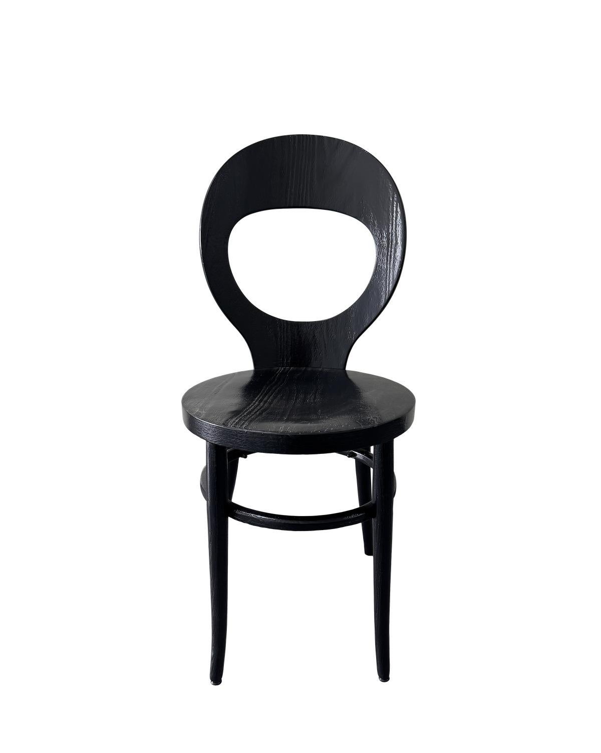 Questo elegante set di otto sedie da pranzo Mouette (