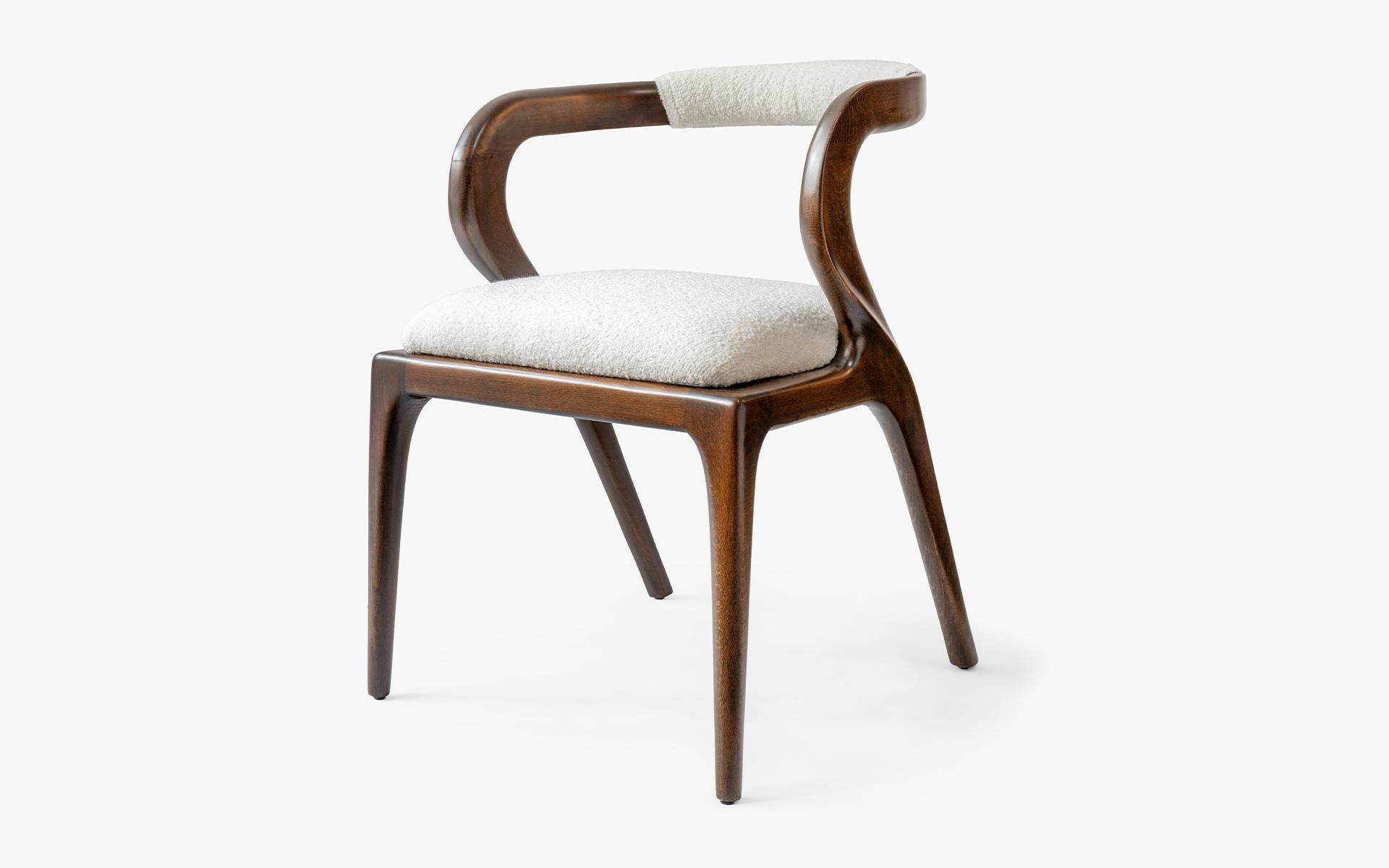 Un raffinato mix di eleganza e comfort, questo set di otto sedie Nana presenta una struttura in legno di faggio scolpito con dettagli dello schienale curvo e un'imbottitura morbida ideale per gli spazi da pranzo moderni.

Realizzata con