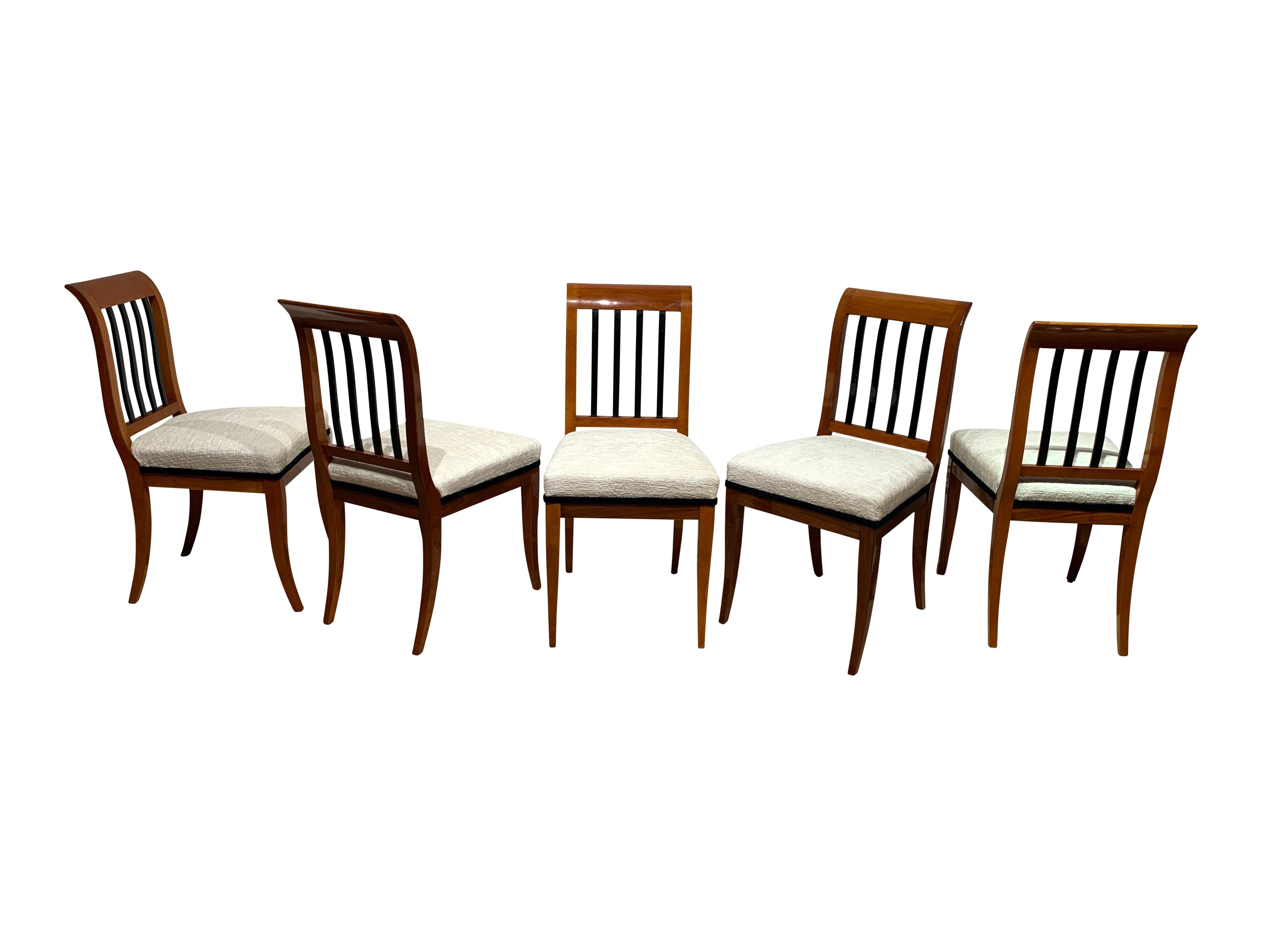 
  Rare and elegant Set of 8 original neoclassical Biedermeier chairs from South Germany / Franconia around 1825.
Solid walnut wood, shellac hand-polished. Ebonized quadruple sprouting in the backrest.
Newly upholstered with cream-colored structured