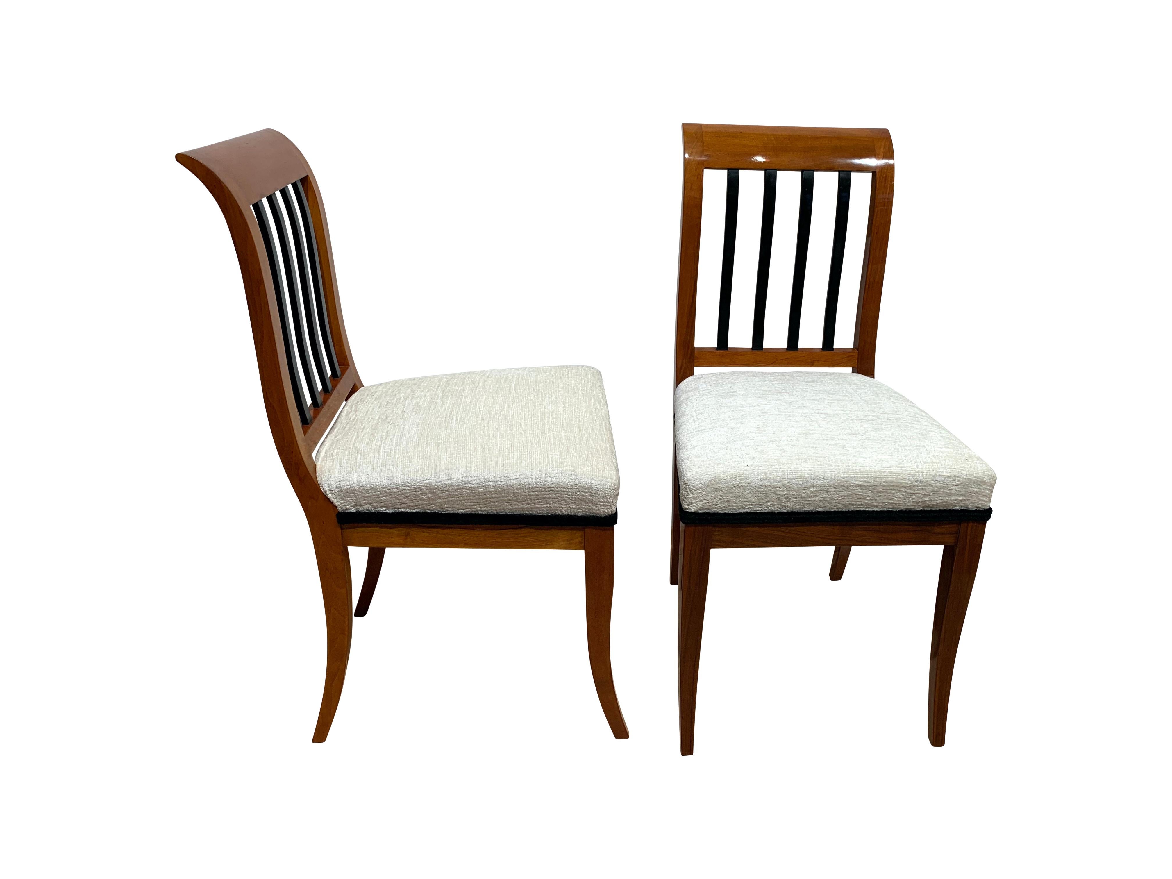 Set of 8 Neoclassical Biedermeier Chairs, Walnut, South Germany, circa 1825 In Good Condition In Regensburg, DE