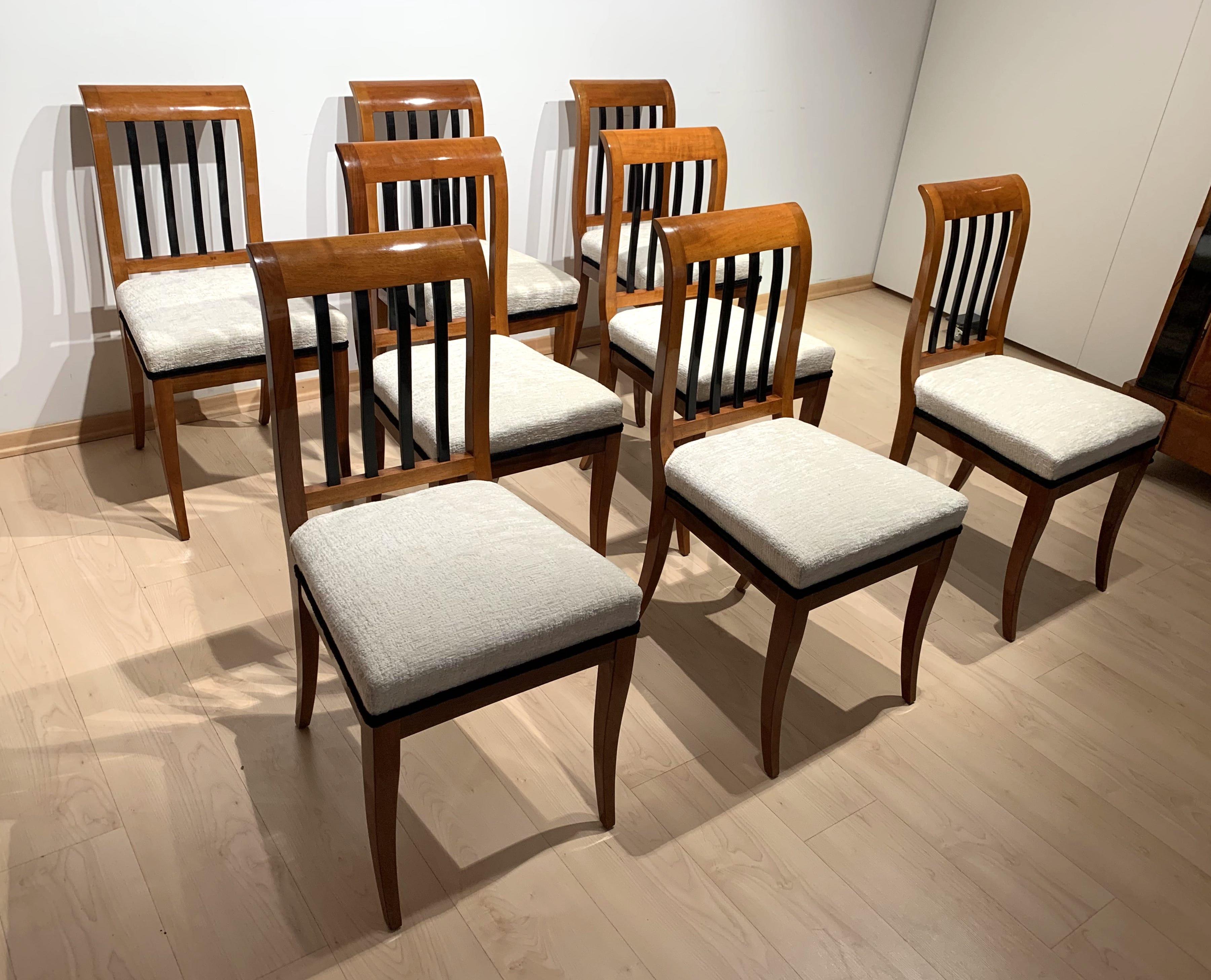 Set of 8 Neoclassical Biedermeier Chairs, Walnut, South Germany, circa 1825 3