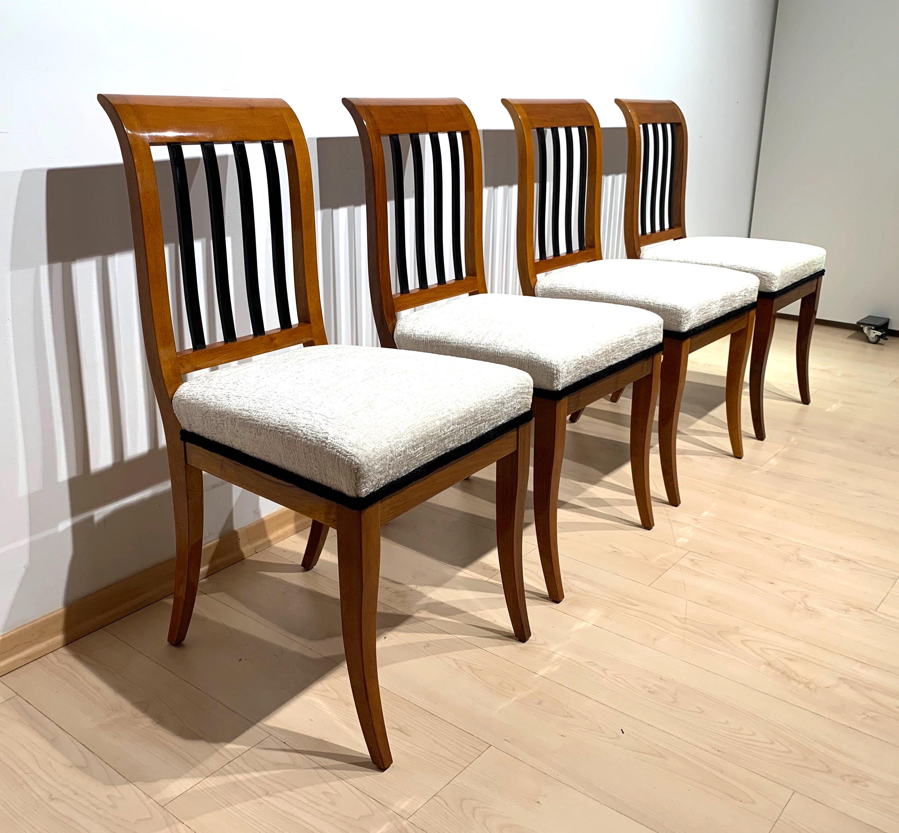 Set of 8 Neoclassical Biedermeier Chairs, Walnut, South Germany, circa 1825 4