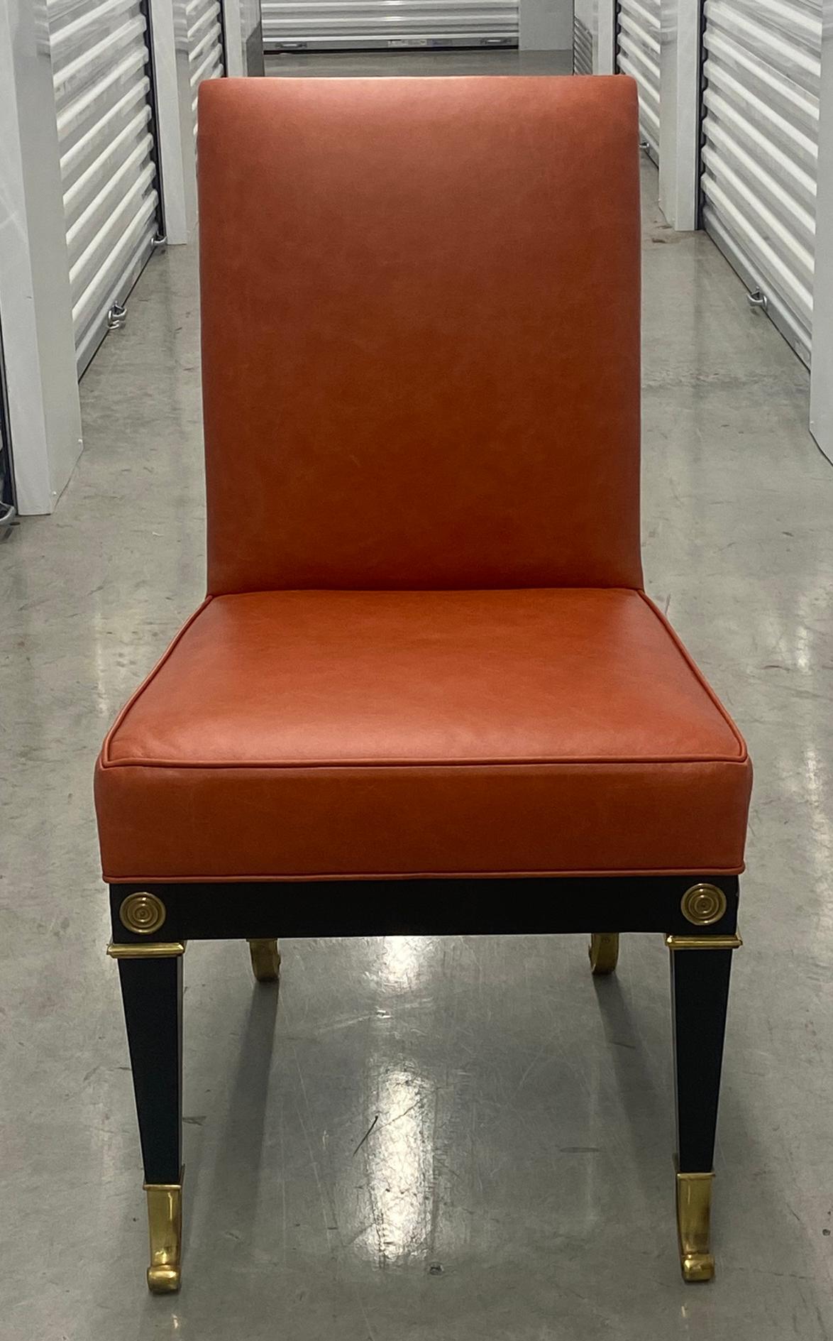 Set di 8 sedie da pranzo vintage Mastercraft in stile neoclassico. Le sedie ebanizzate con sabot in bronzo sono state restaurate professionalmente e rivestite in ottima ecopelle color corallo. Il restauro di queste sedie è stato di prima classe,