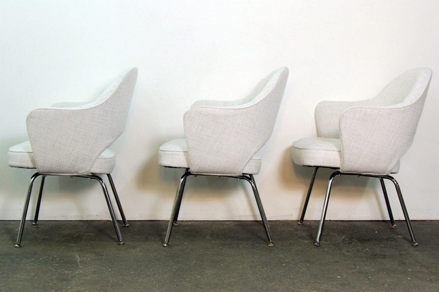 Mid-Century Modern Set of 8 Newly Upholstered Saarinen Executive Chairs by Knoll
