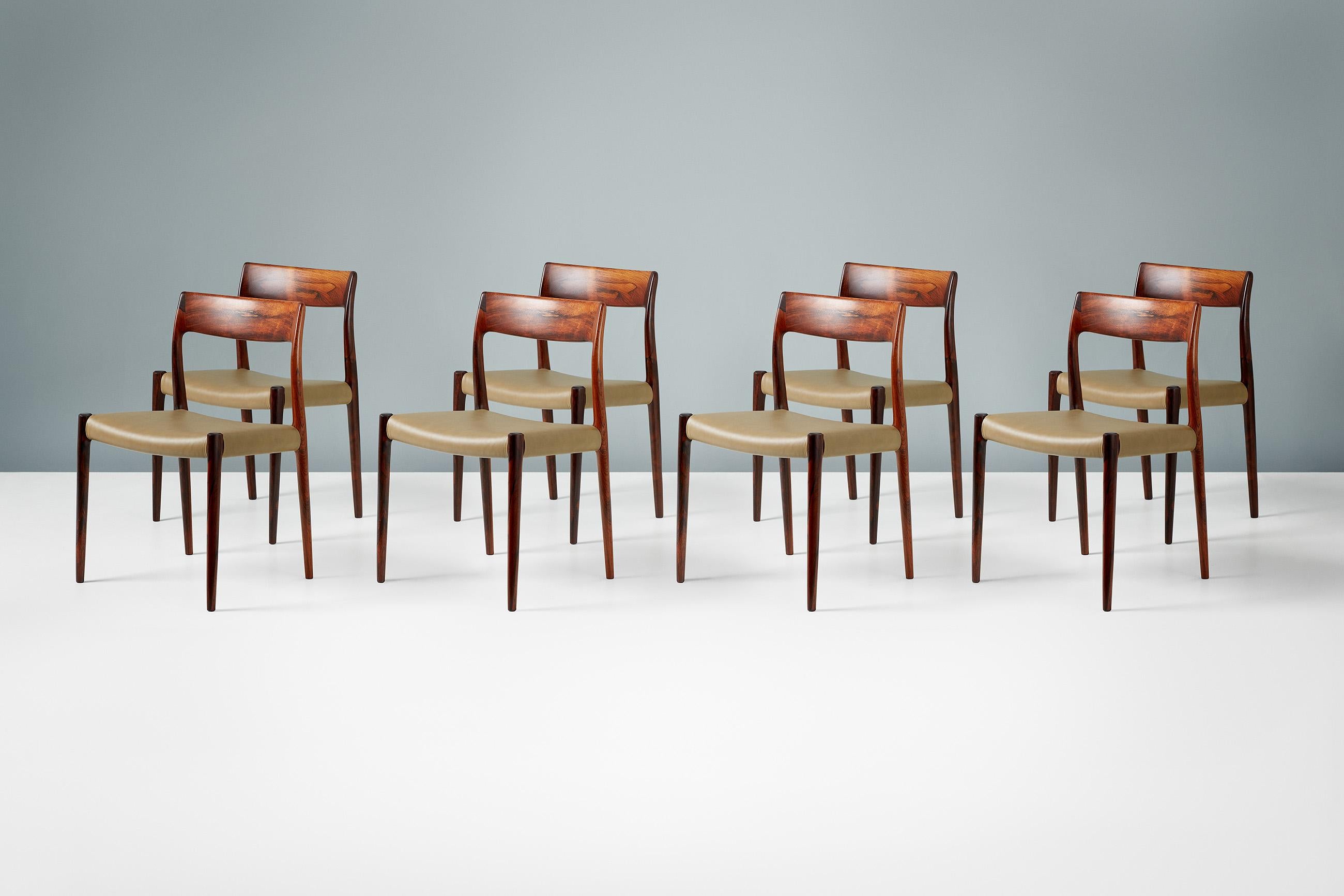 Niels Moller

Esszimmerstühle Modell 77, 1959

Satz von 8 Stühlen aus Palisanderholz, entworfen von Niels O. Moller für J.L. Moller Mobelfabrik, Dänemark, 1959. Produziert in den 1960er Jahren. Die Sitze wurden mit neuem grünem Anilinleder