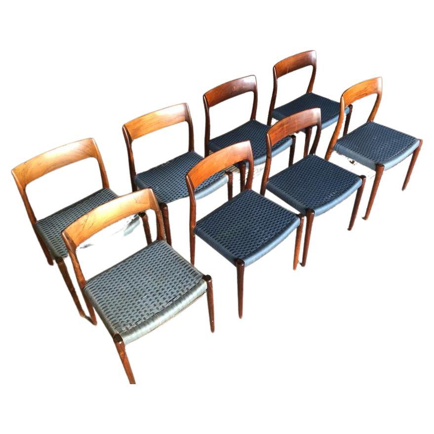 Dieser Satz von acht Palisander-Esszimmerstühlen von Niels Otto Moller mit originalen blauen Wollkordelsitzen. Das runde Etikett gibt an, dass diese Stühle zwischen 1958 und 1969 hergestellt wurden. 

Die blaue gewebte Kordel ist eine Mischung aus