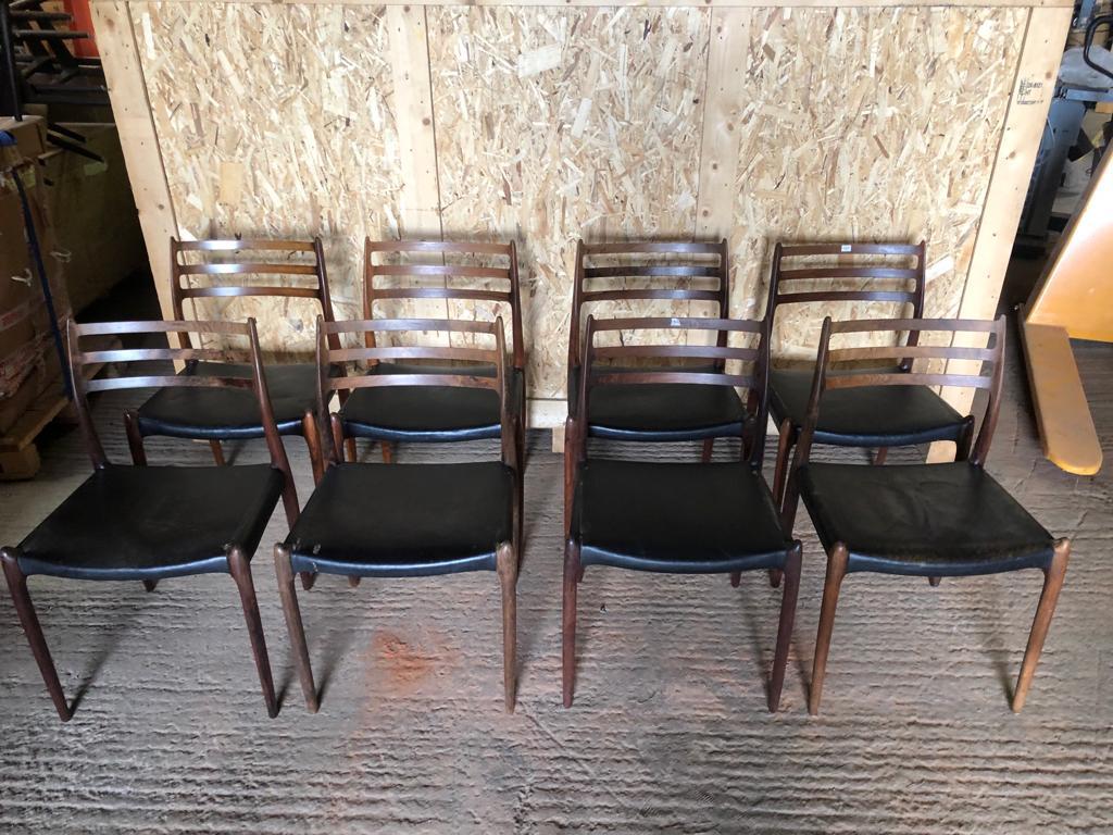 Dieses Set aus acht Esszimmerstühlen von Niels Otto Moller mit originalen schwarzen Ledersitzen besteht aus zwei Sets mit je vier Stühlen. Das hochgeladene Video zeigt, dass die Übereinstimmung des Palisanderholzes zwischen den beiden Sets sehr,
