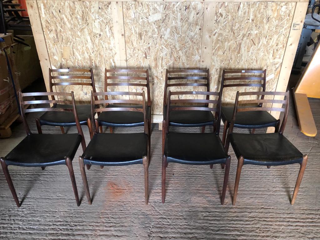 Cet ensemble de huit chaises de salle à manger de Niels Otto Moller avec des sièges en cuir noir d'origine est composé de deux ensembles de quatre chaises. La vidéo téléchargée montre que la correspondance du bois de rose entre les deux ensembles