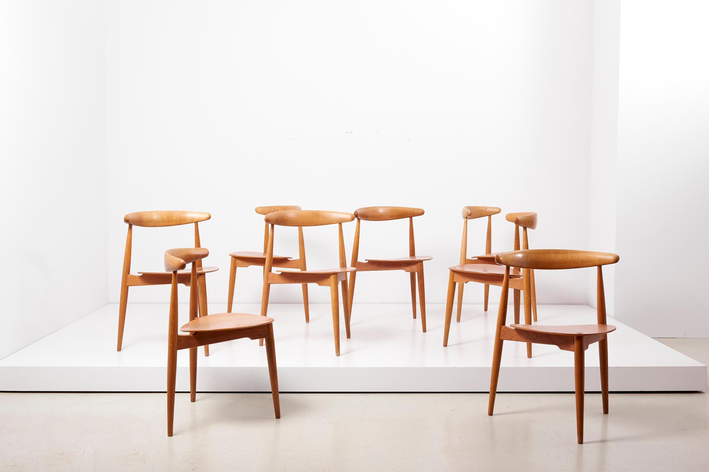 Set of 8 oak and teak heart chairs by Hans Wegner for Fritz Hansen
First owner stackable ‘heart’ tripod chair, model FH 4103, by Hans J. Wegner, designed in 1952 and produced by Fritz Hansen. Teak veneered seat and top rail of oak, natural patina.