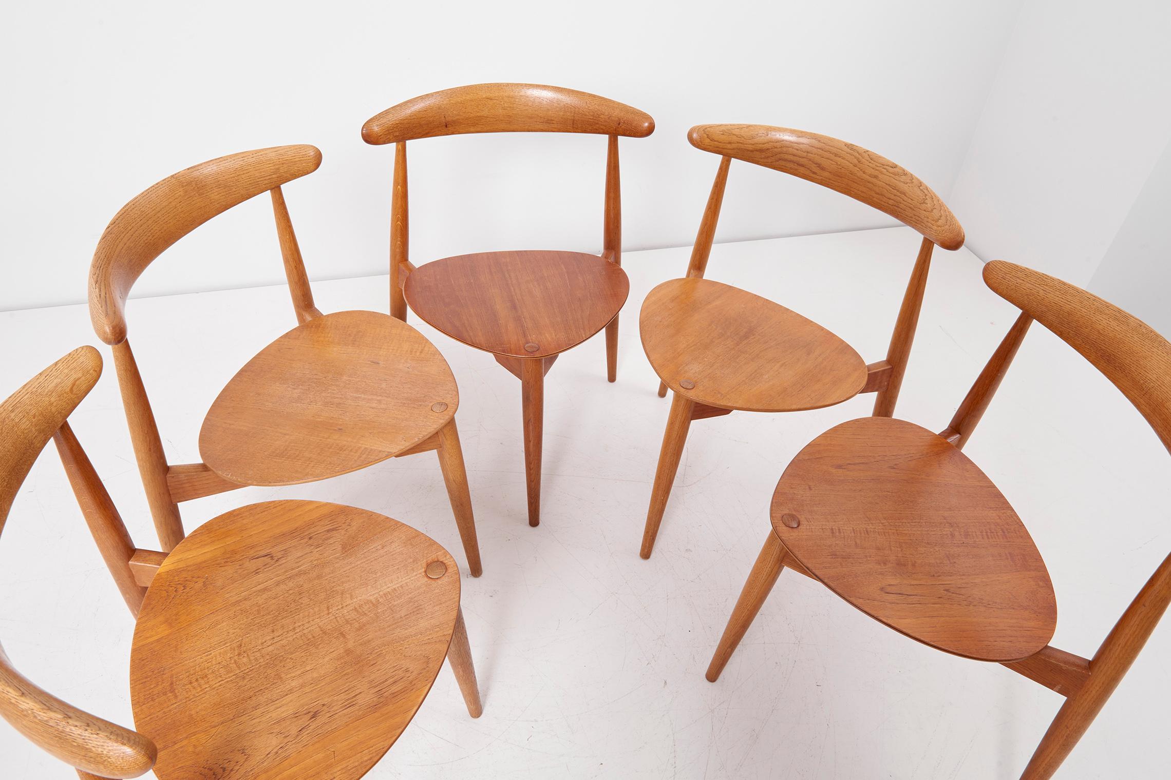 Set of 8 Oak and Teak Heart Chairs by Hans Wegner for Fritz Hansen In Good Condition In Berlin, DE