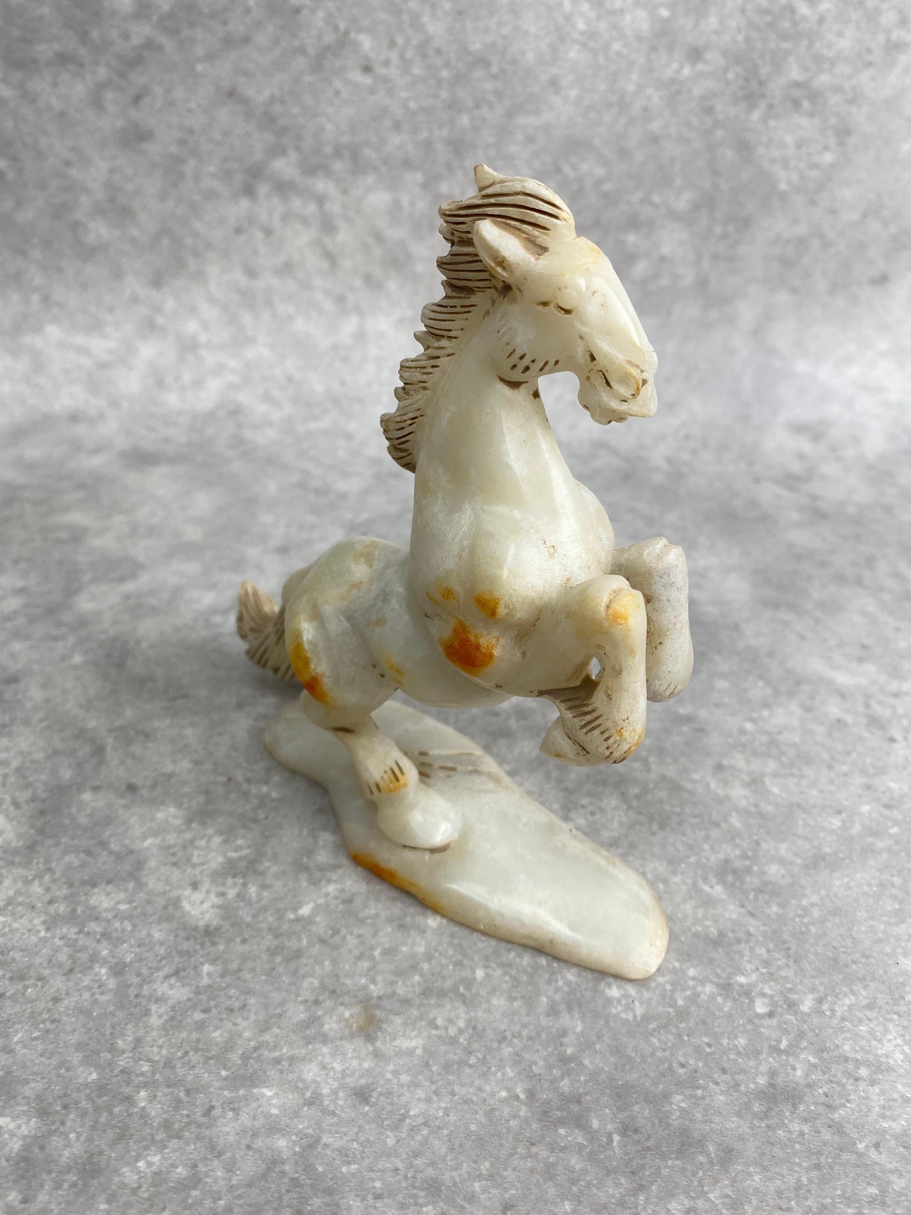 Ensemble de 8 chevaux en jade de Chine ancien en vente 4