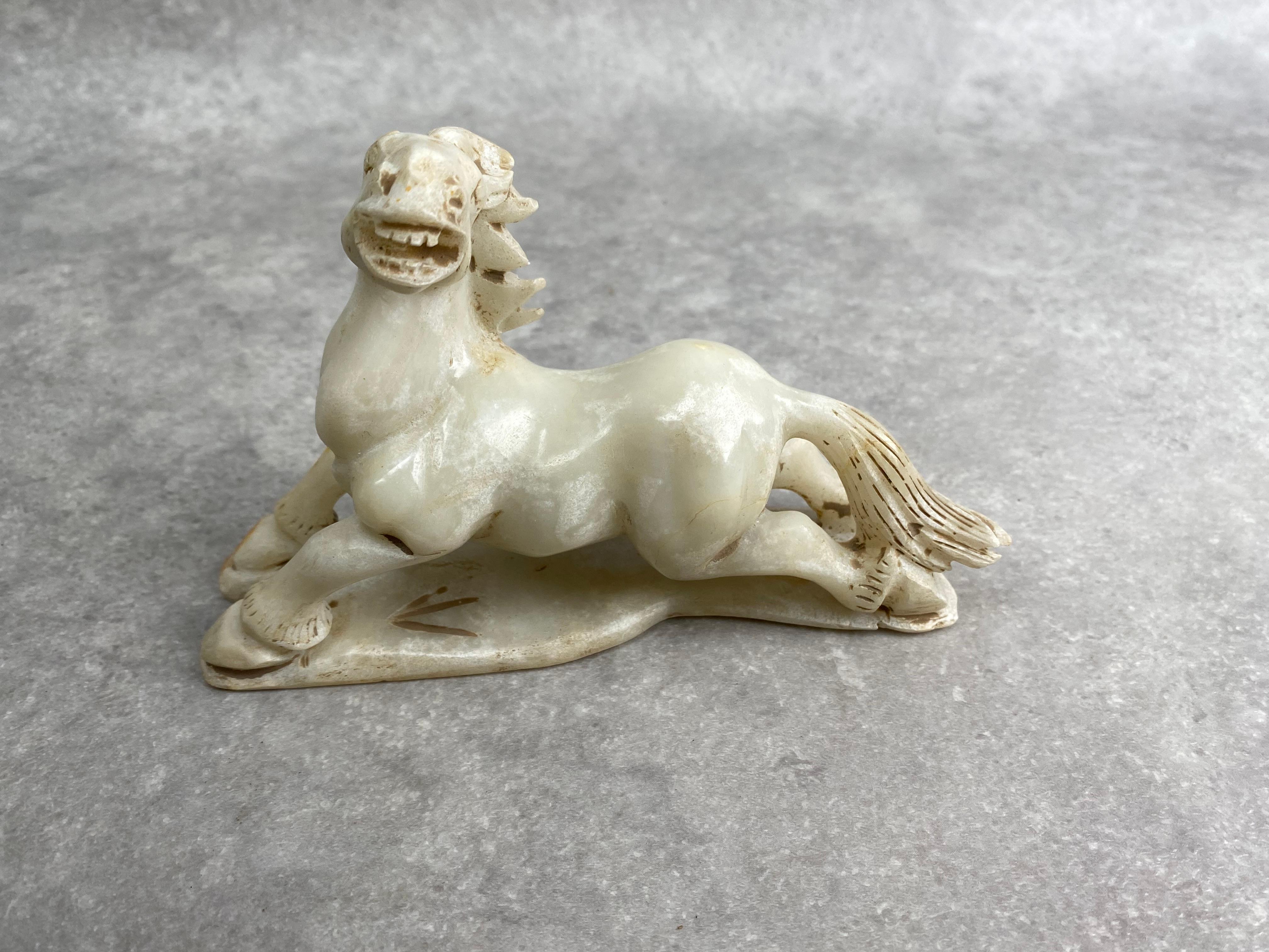 Ensemble de 8 chevaux en jade de Chine ancien en vente 6