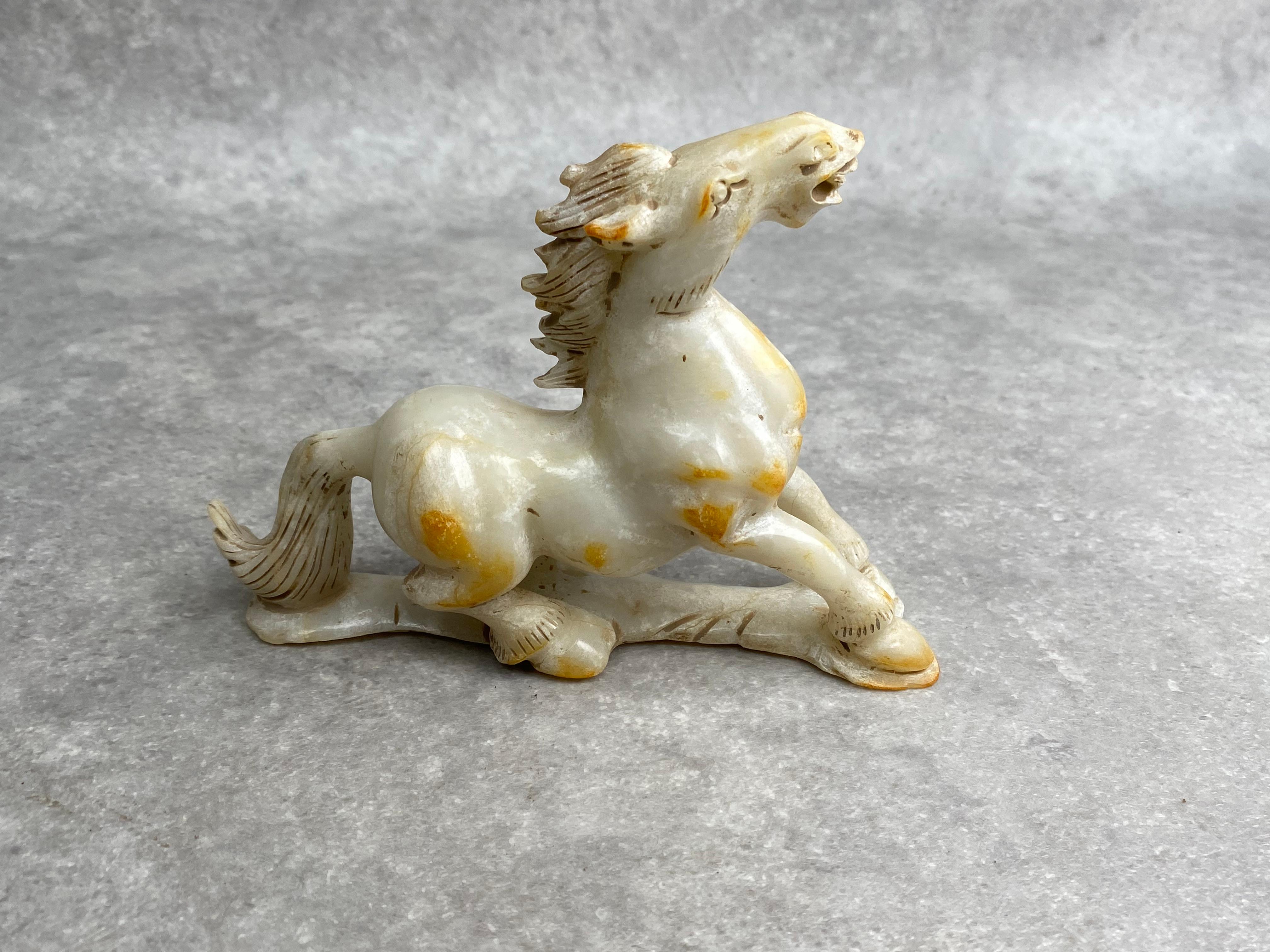 Ensemble de 8 chevaux en jade de Chine ancien en vente 7