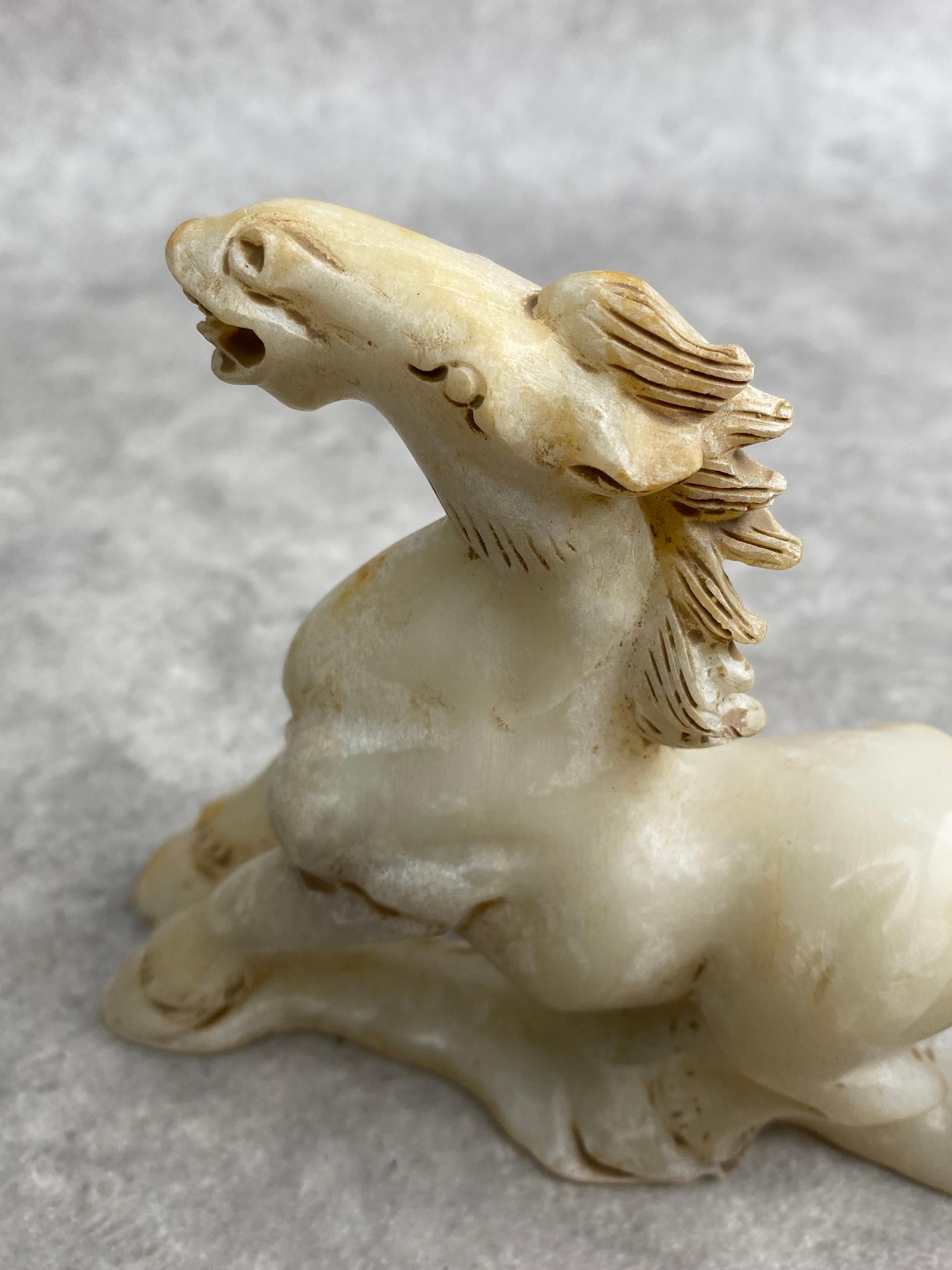 Ensemble de 8 chevaux en jade de Chine ancien en vente 8