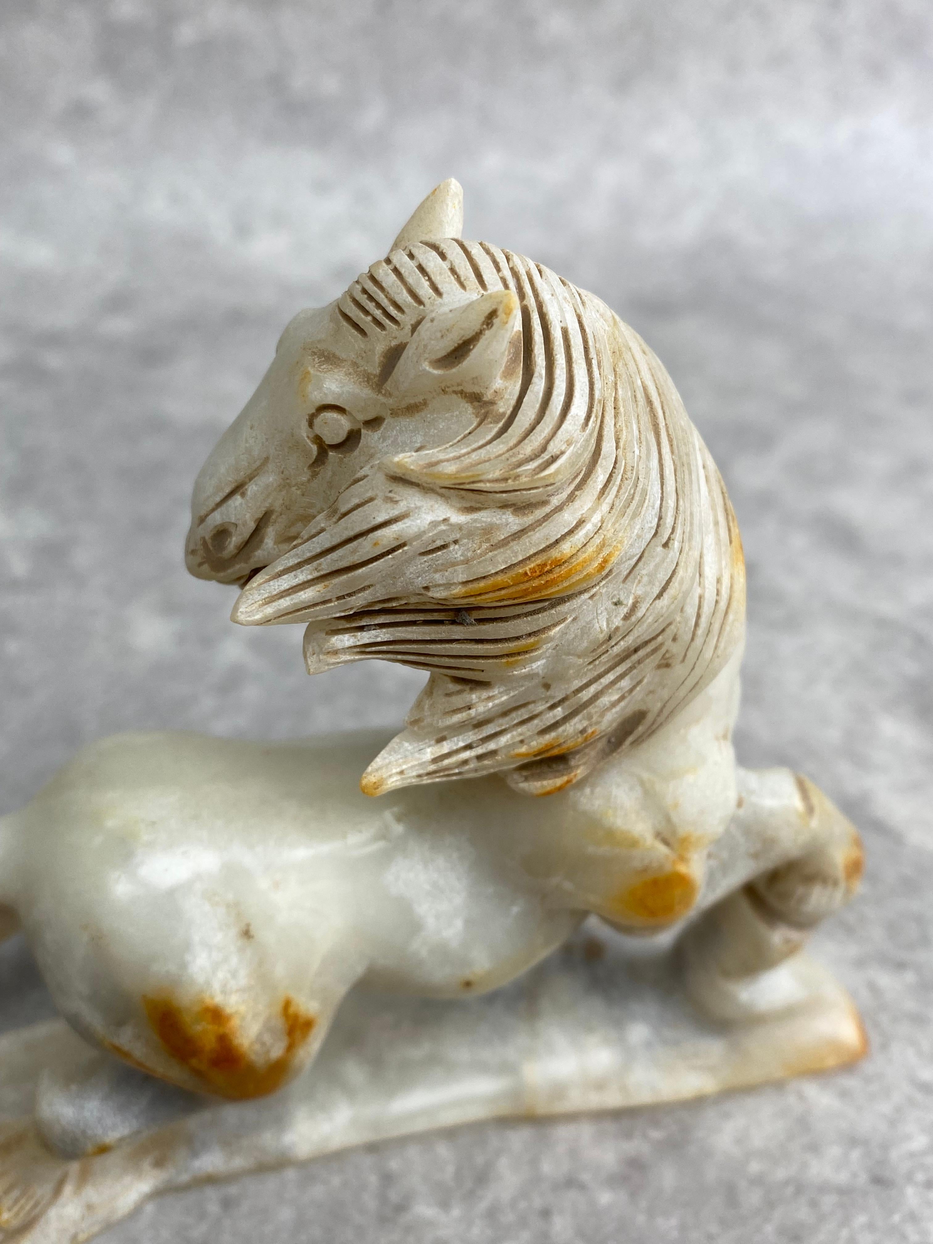 Ensemble de 8 chevaux en jade de Chine ancien en vente 10