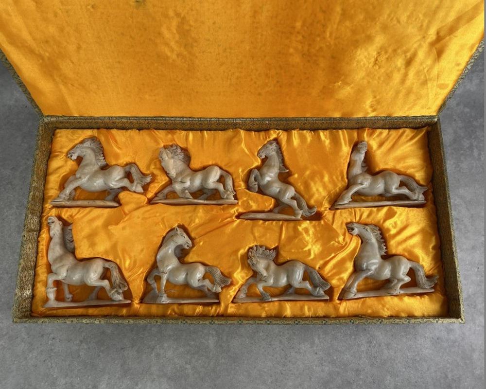 Ensemble de 8 chevaux en jade de Chine ancienne dans leur boîte d'origine. Jade blanc sculpté à la main.