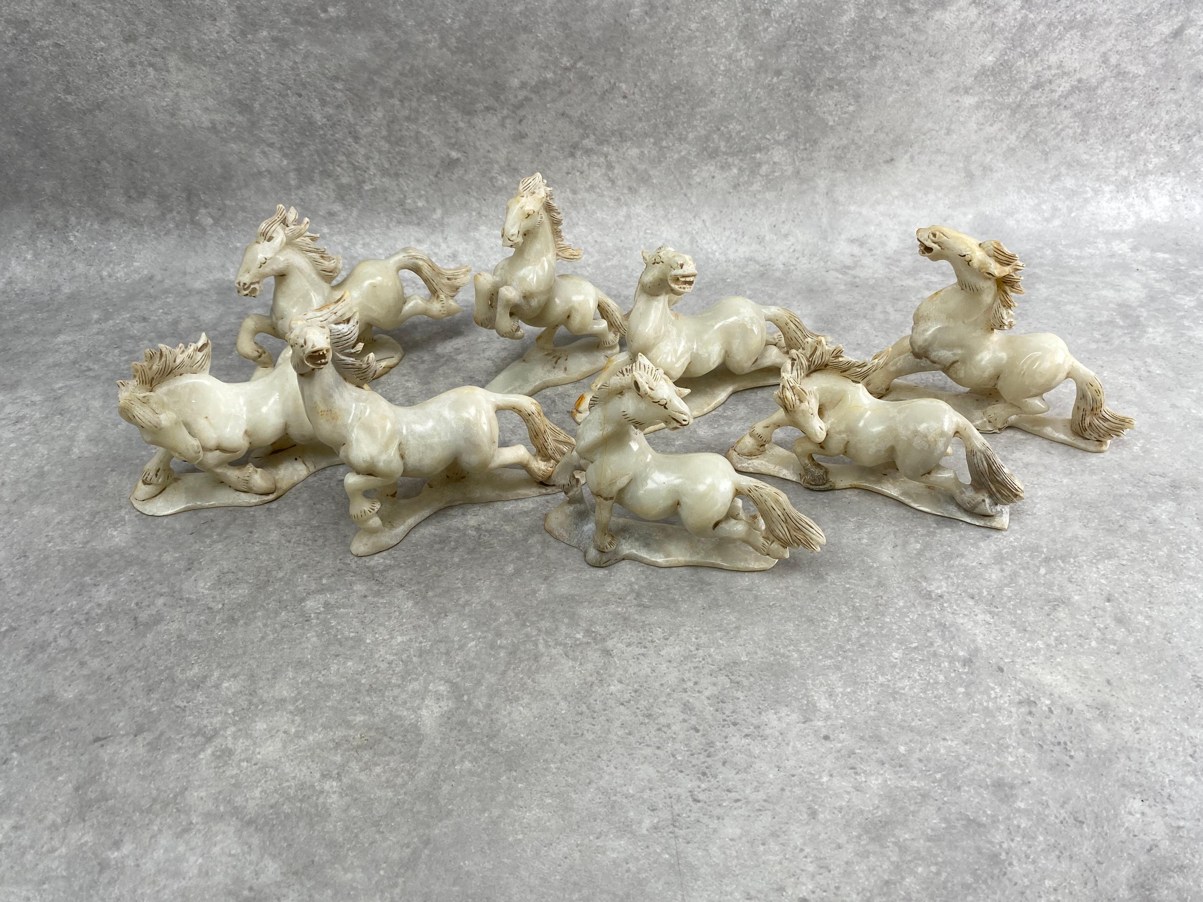 Asiatique Ensemble de 8 chevaux en jade de Chine ancien en vente