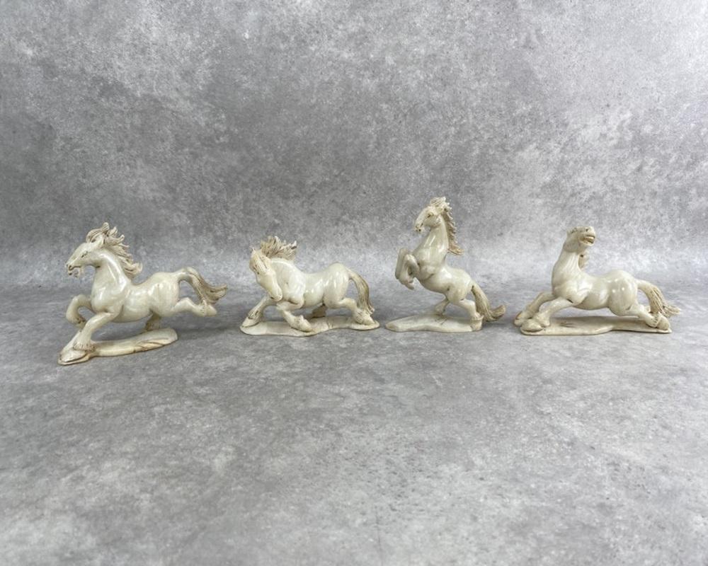 20ième siècle Ensemble de 8 chevaux en jade de Chine ancien en vente