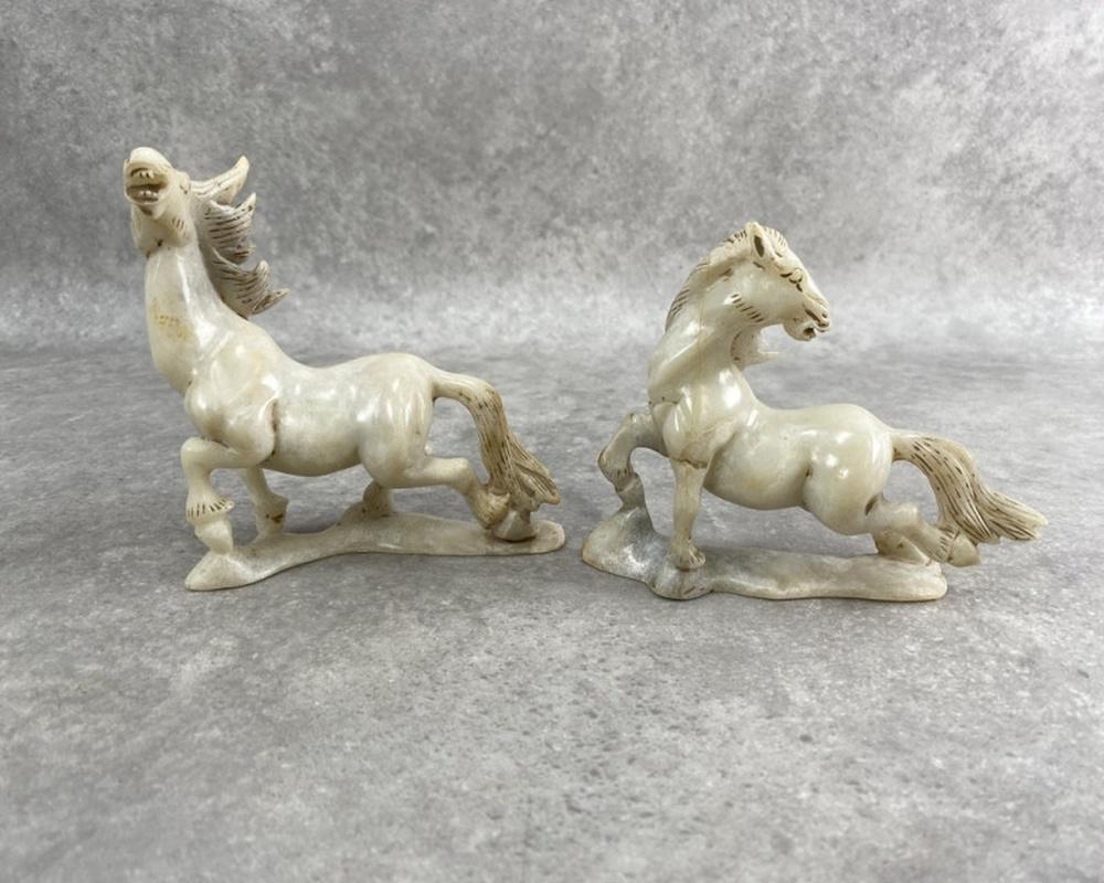 Jade Ensemble de 8 chevaux en jade de Chine ancien en vente