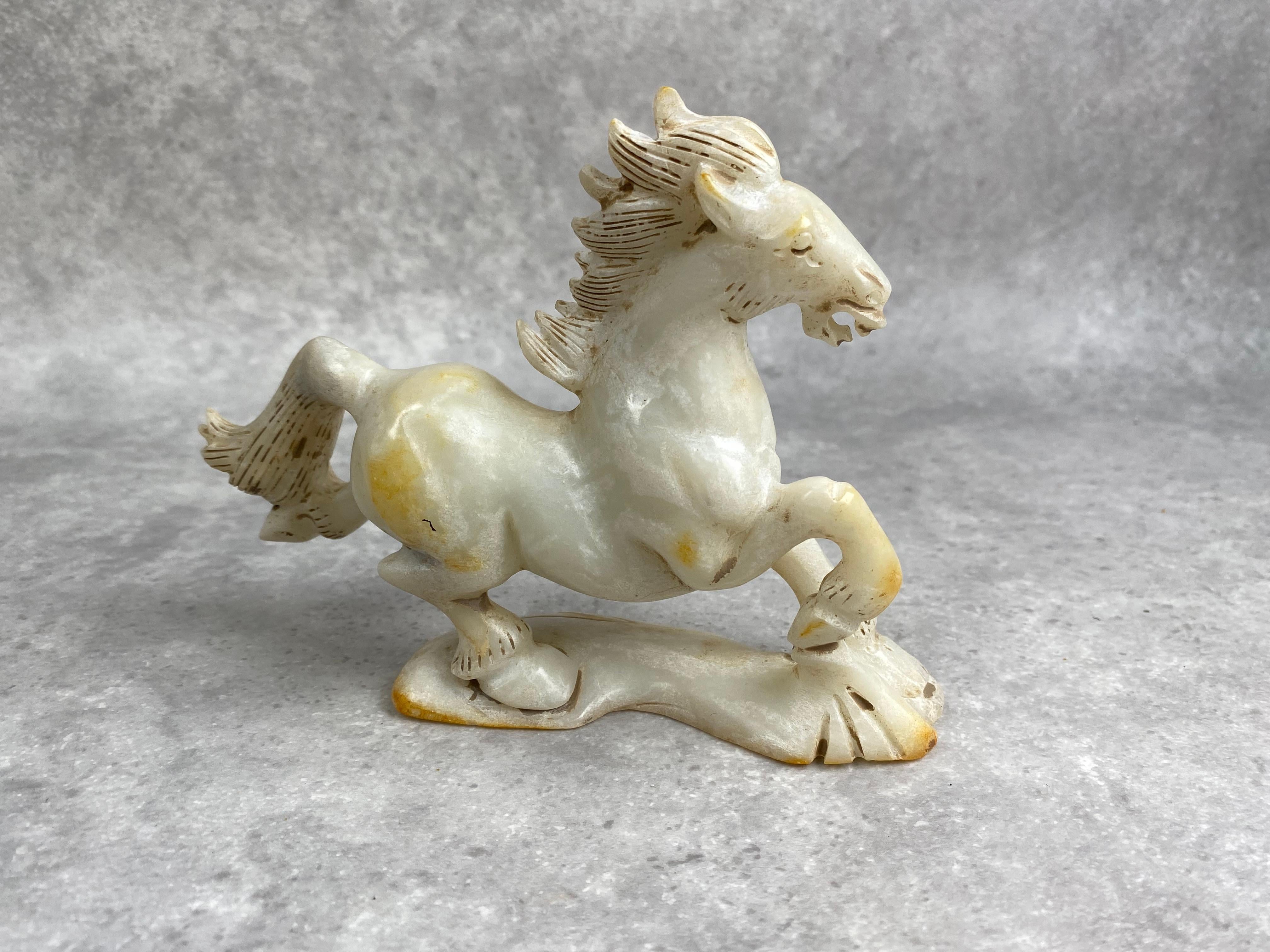 Ensemble de 8 chevaux en jade de Chine ancien en vente 1