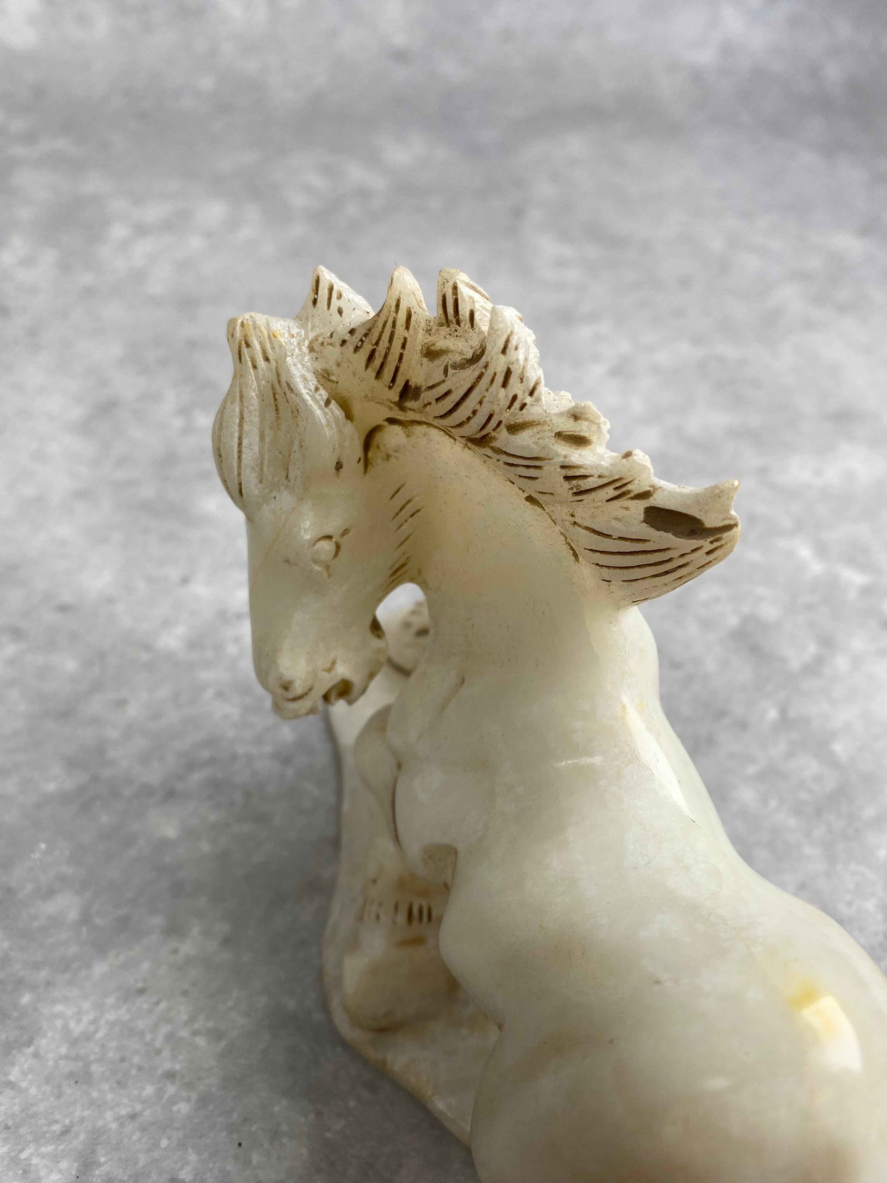 Ensemble de 8 chevaux en jade de Chine ancien en vente 2