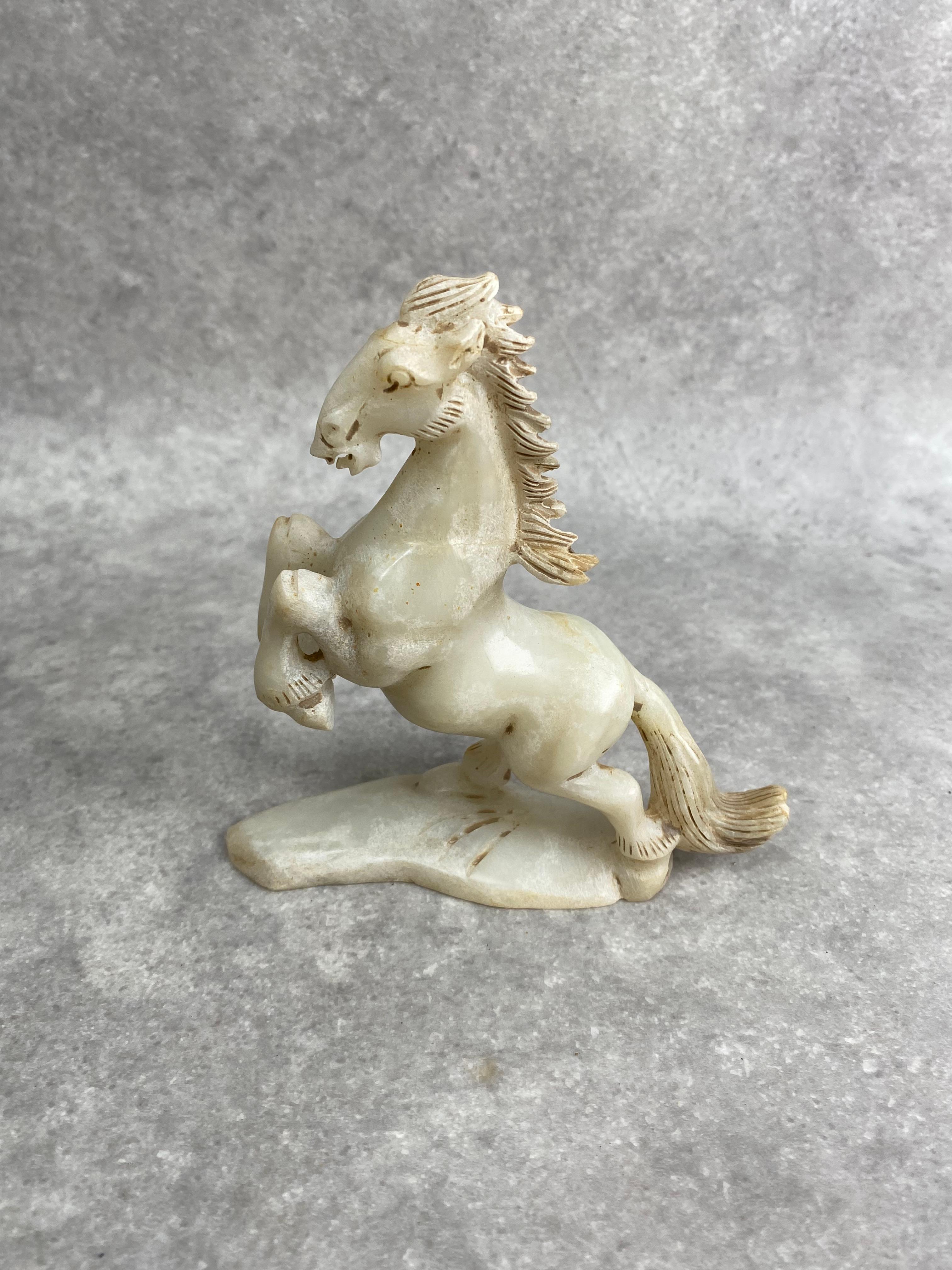 Ensemble de 8 chevaux en jade de Chine ancien en vente 3