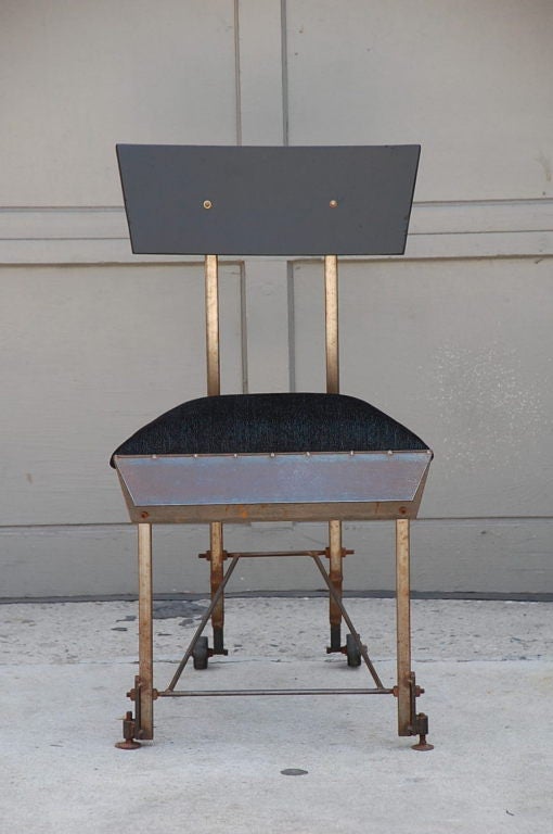 Satz von 8 ungewöhnlichen modernistischen Esszimmerstühlen. Host- und Hostessenstühle mit lackierter Holzlehne, 6 Beistellstühle mit Aluminiumlehne. Auftrag nach Maß. Größe: 19 in. Sitzhöhe.