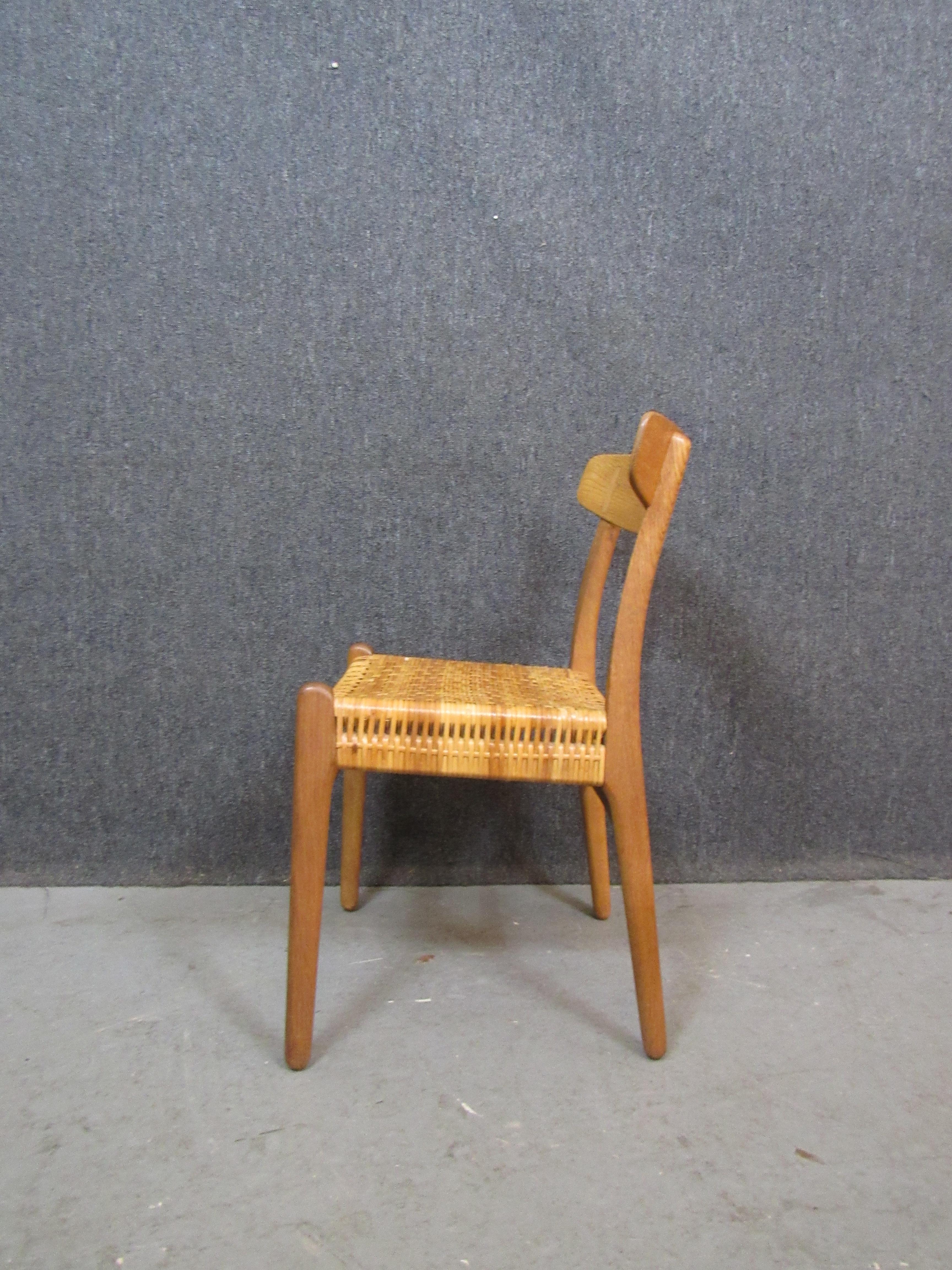 20ième siècle Ensemble de 8 chaises originales Hans Wegner en chêne CH23 de Carl Hansen & Son en vente