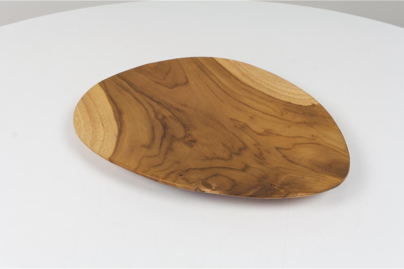 Set of 8 Oval Shaped Solid Teak Trays or Serving Plates, Hand Carved In Excellent Condition For Sale In Beek en Donk, NL